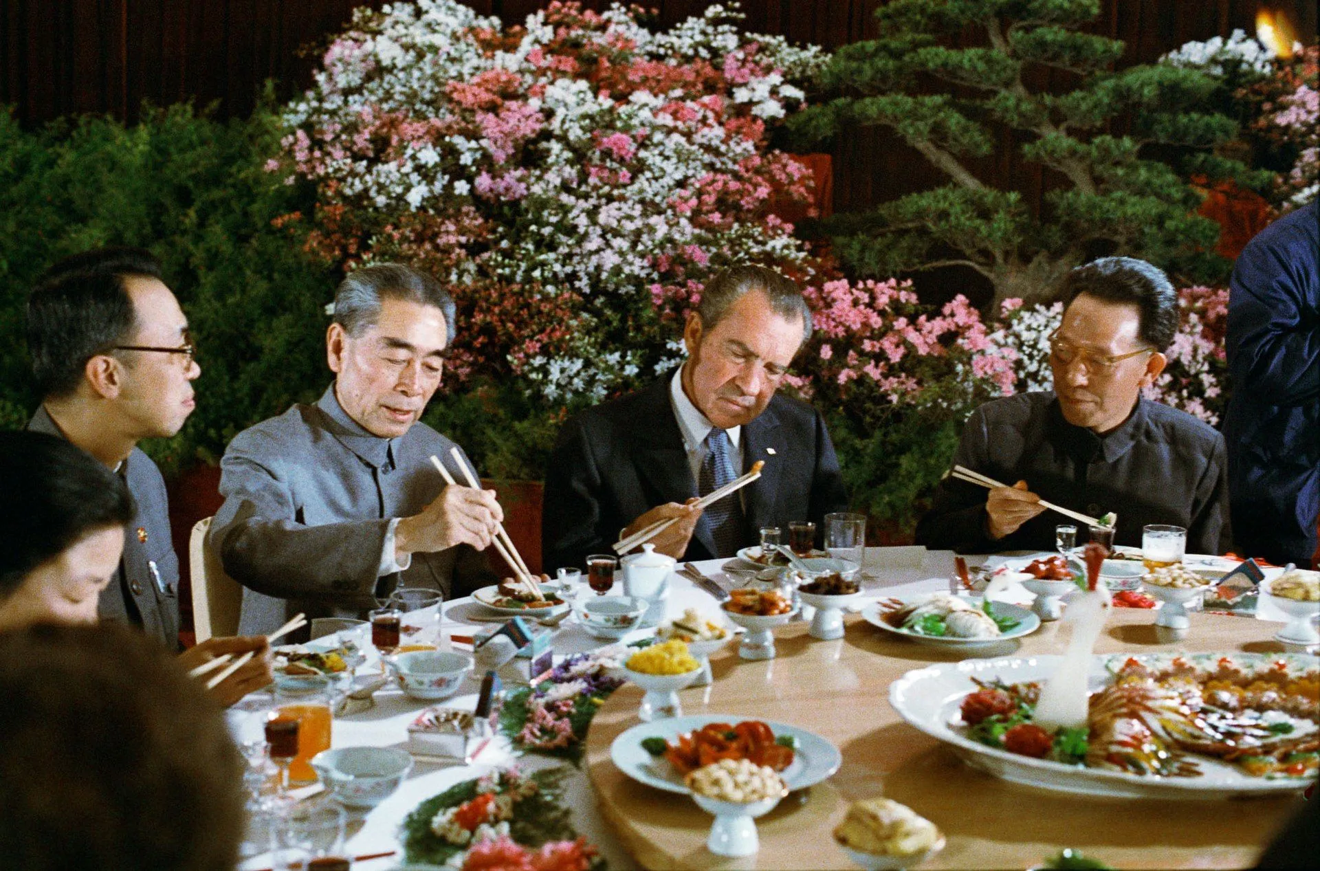 Bức ảnh lịch sử cựu Tổng thống Richard Nixon dùng bữa tối với các quan chức Trung Quốc.