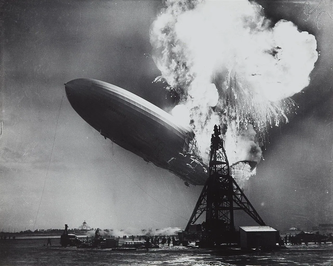 Bức ảnh nổi tiếng ghi lại khoảnh khắc khinh khí cầu Hindenburg bốc cháy và rơi xuống.