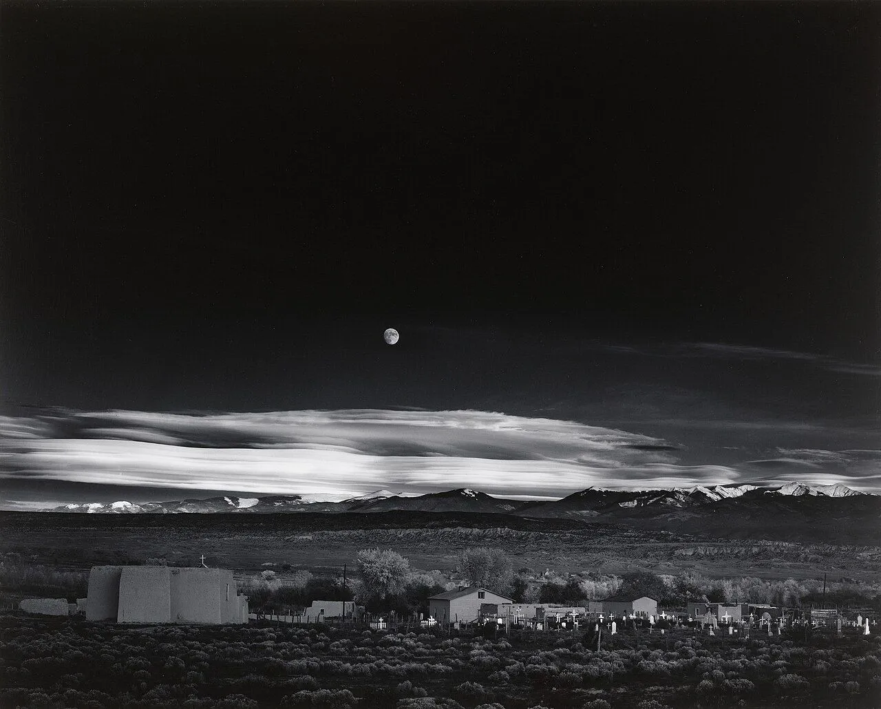 Bức ảnh phong cảnh đen trắng nổi tiếng của Ansel Adams, mô tả cảnh trăng mọc trên thị trấn sa mạc Hernandez.