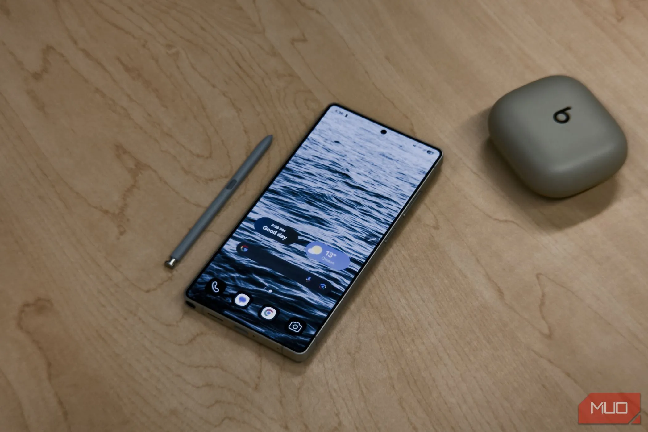 Bút S-Pen của Galaxy S25 Ultra được tích hợp gọn gàng trong thân máy mỏng nhẹ
