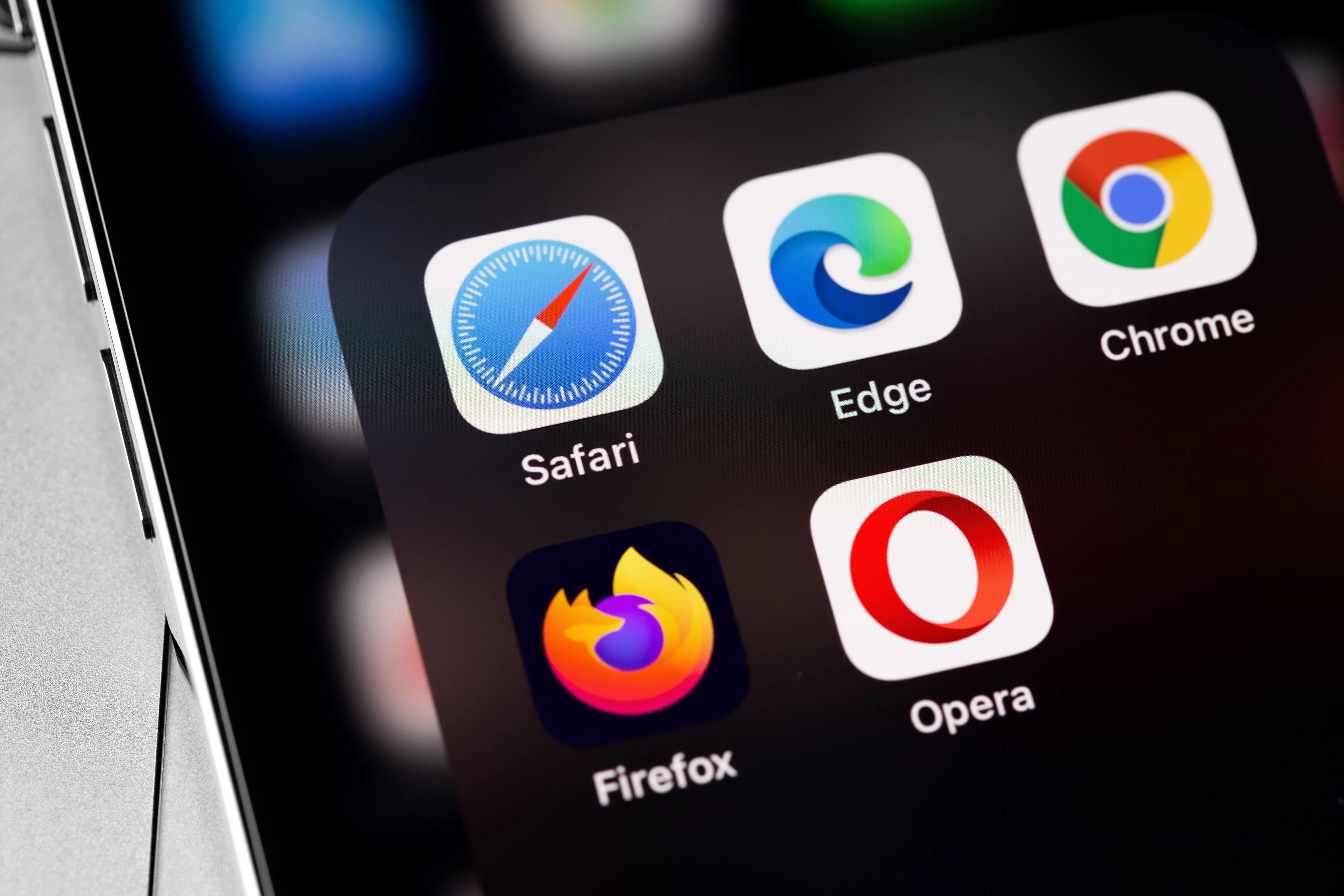 Các biểu tượng trình duyệt web phổ biến như Safari, Chrome và Firefox trên màn hình smartphone, minh họa sự cạnh tranh và phong phú của thị trường trình duyệt hiện nay.