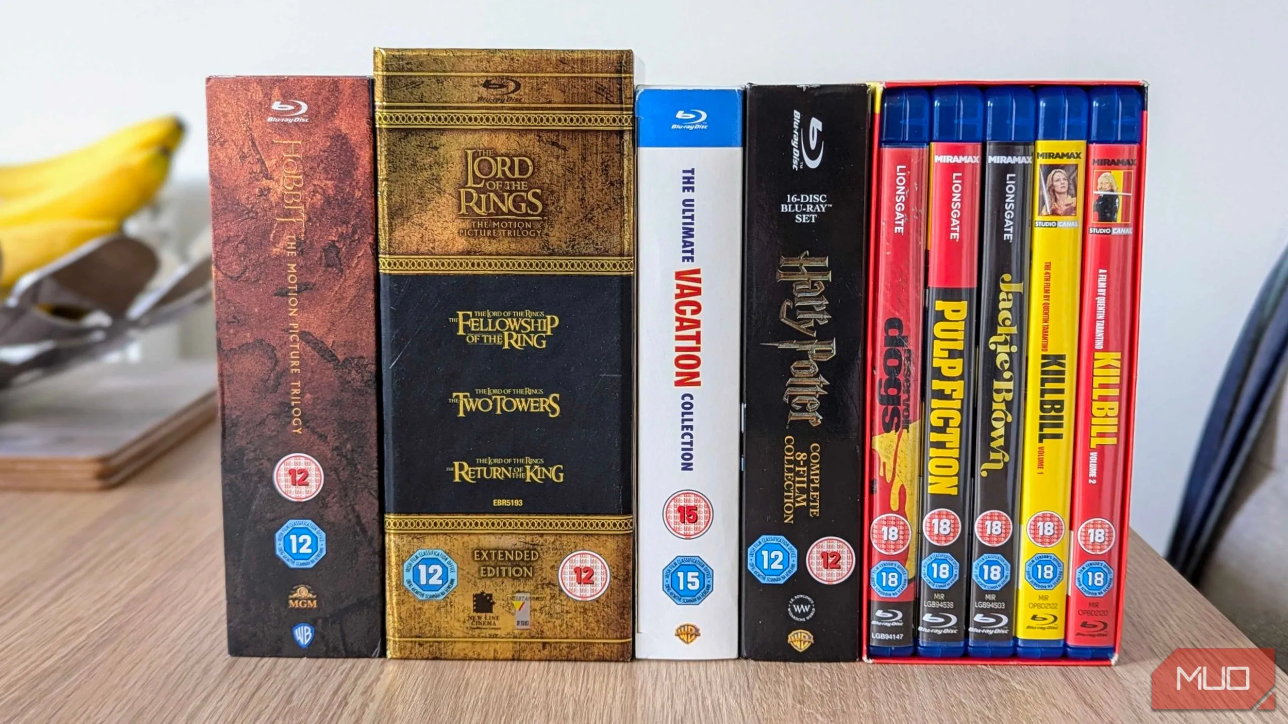 Các bộ đĩa DVD phim và chương trình truyền hình dạng box set trên bàn, minh họa cho lợi ích mua trọn bộ.