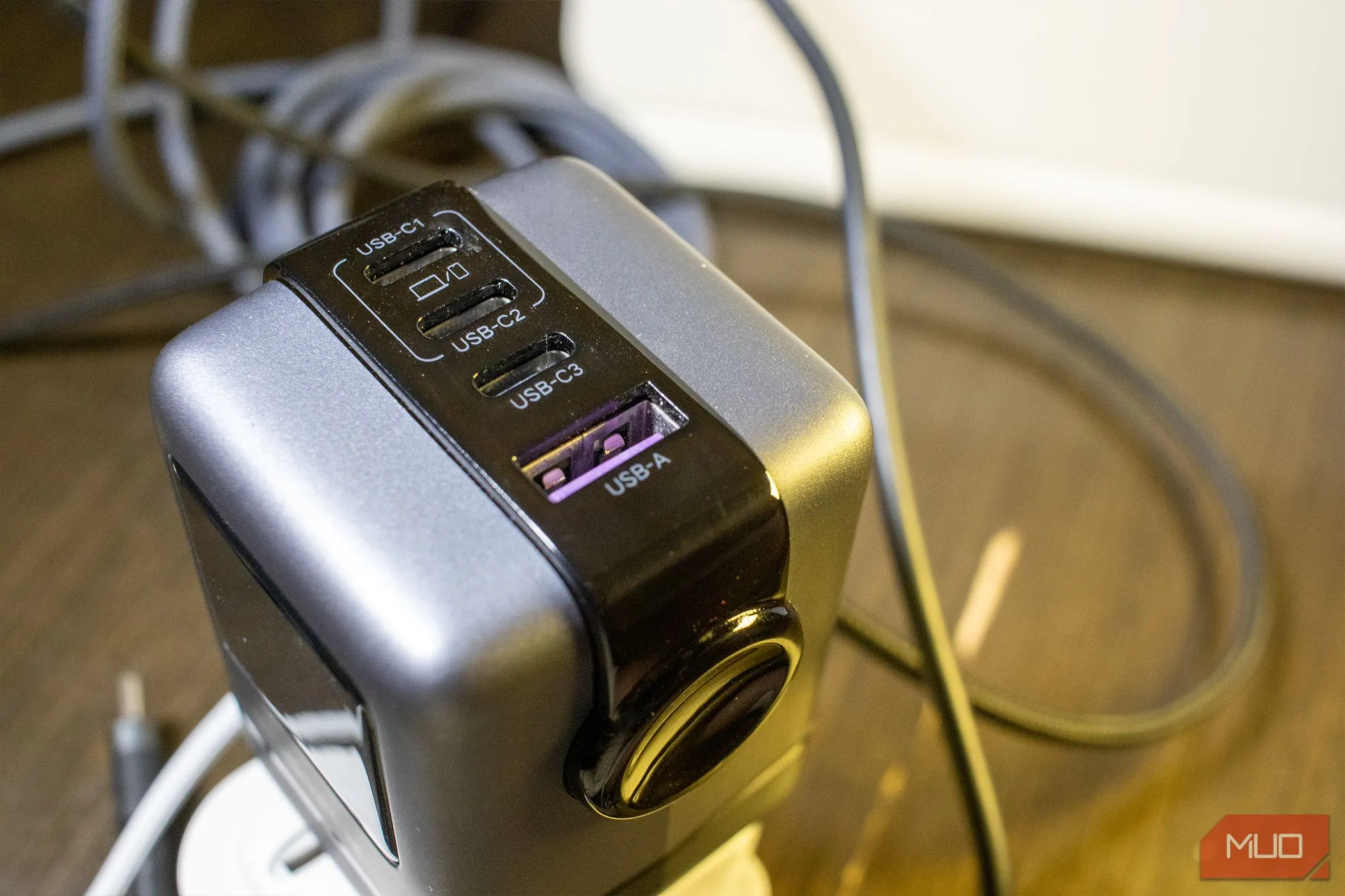 Các cổng sạc USB-C và USB-A trên củ sạc Ugreen Uno 100W