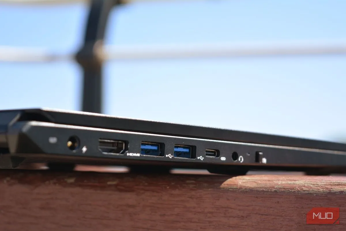 Các cổng USB Type-A trên laptop System76 Pangolin