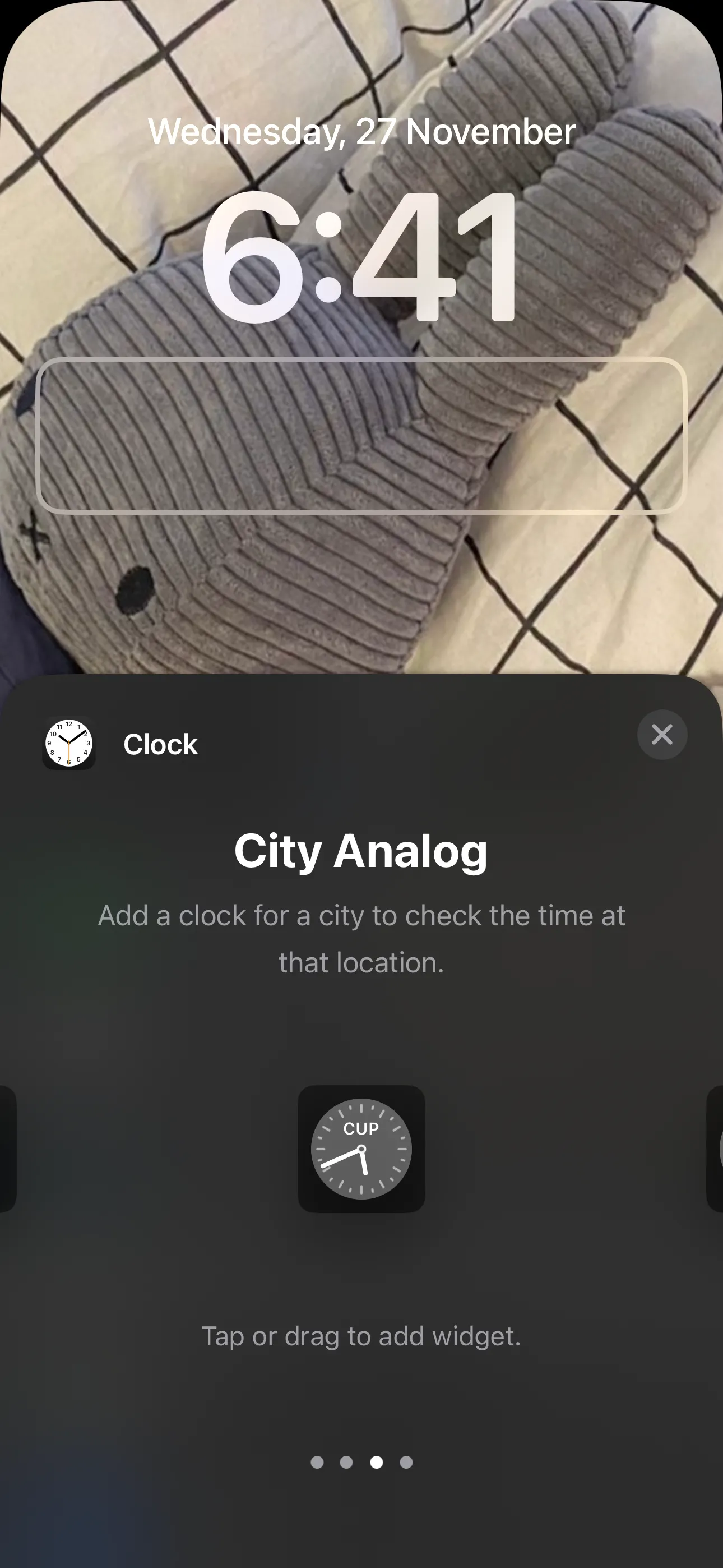 Các kiểu widget đồng hồ Analog cho màn hình khóa iPhone, hiển thị múi giờ các thành phố.