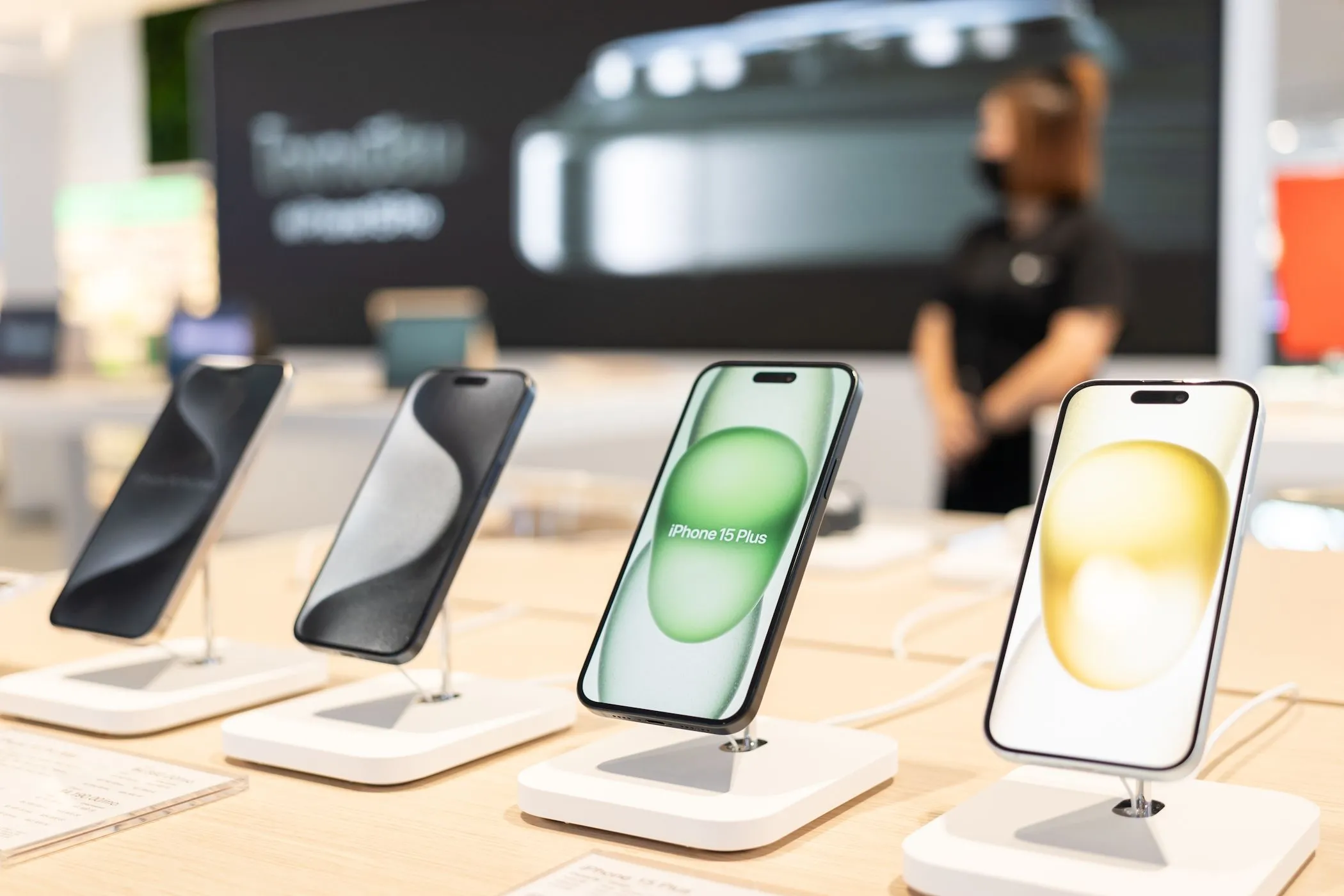 Các mẫu iPhone 15 đang trưng bày tại cửa hàng Apple Store