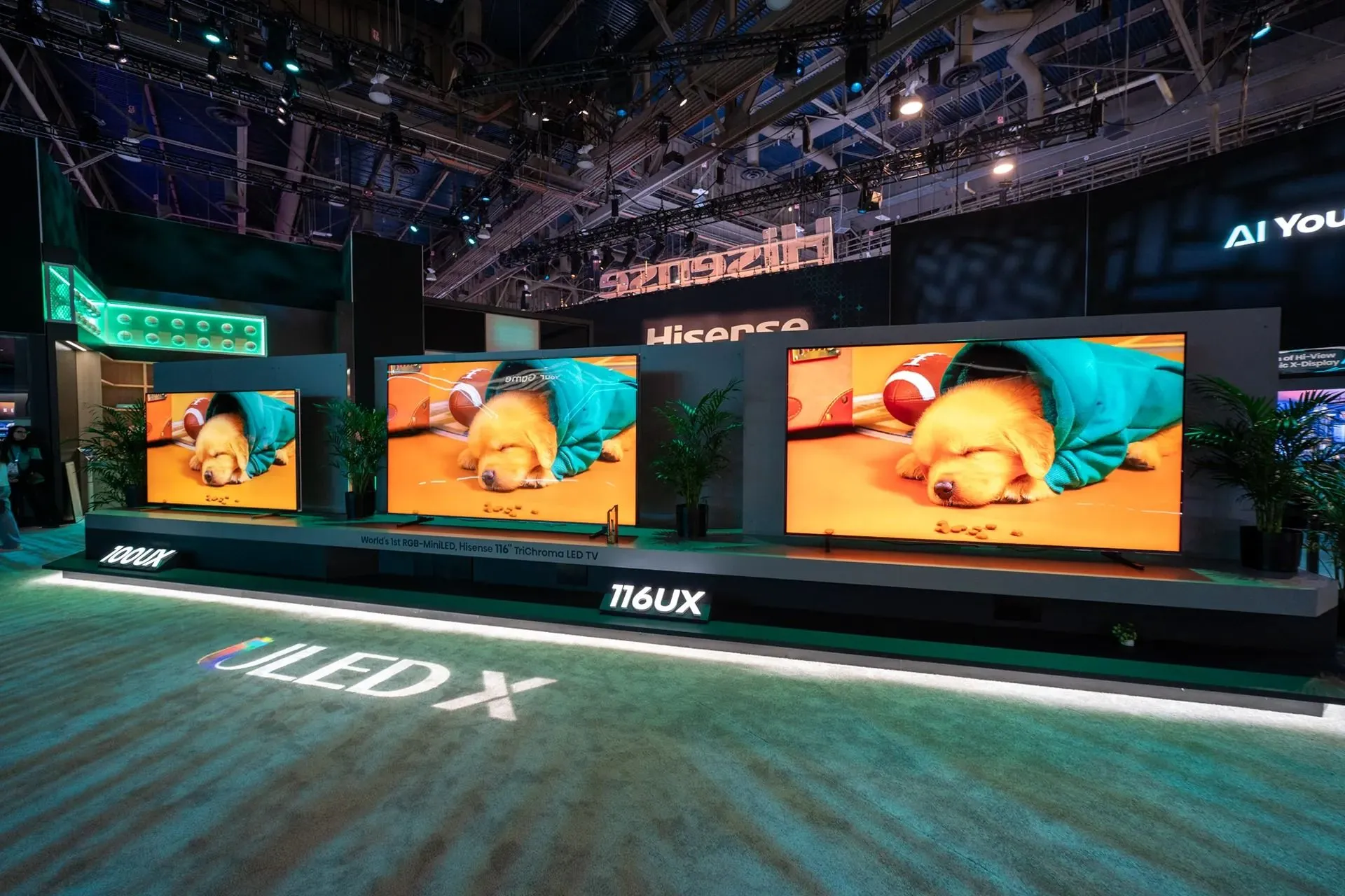 Các mẫu TV Hisense 100 inch UX series tại triển lãm