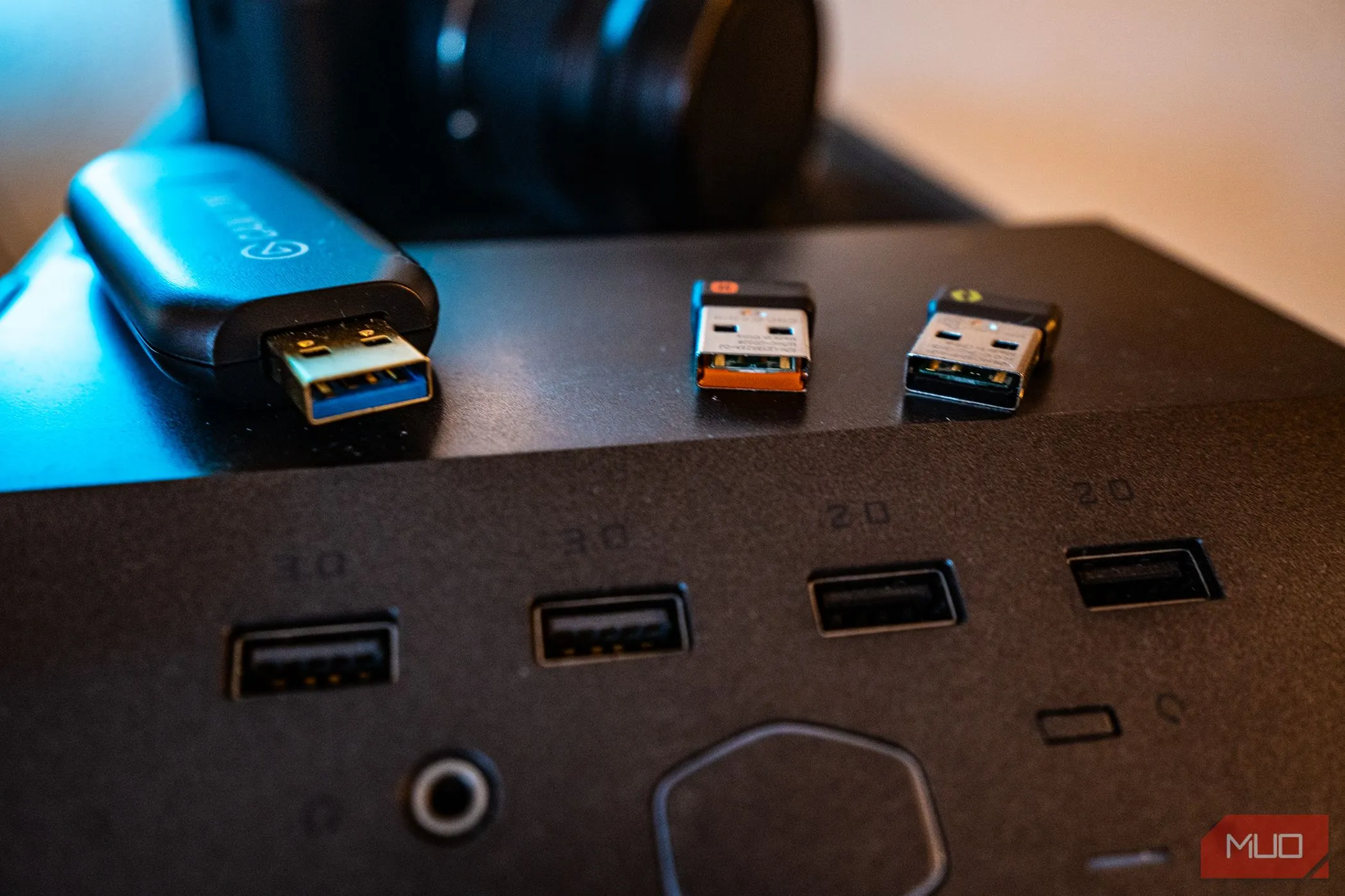 Các thiết bị USB kết nối với cổng USB 2.0 và 3.0 trên máy tính, minh họa sự đa dạng của sạc và cáp bên thứ ba