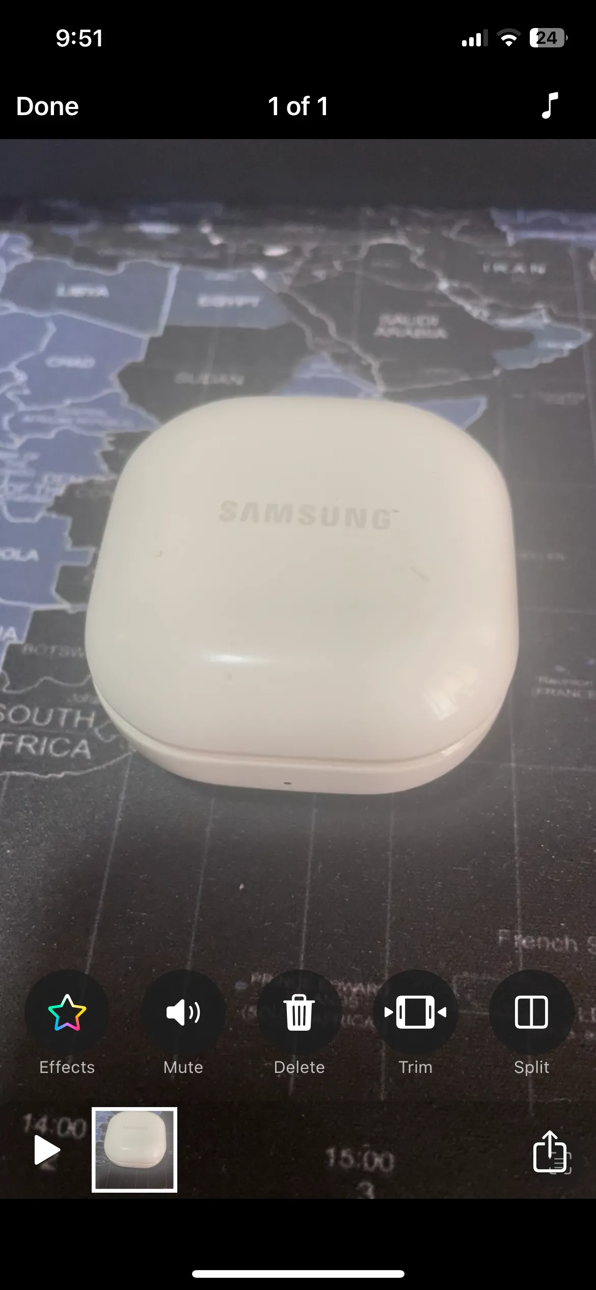 Các tùy chọn chỉnh sửa trong ứng dụng Clips trên iPhone, hiển thị các công cụ thêm hiệu ứng, bộ lọc và nhãn dán cho video.