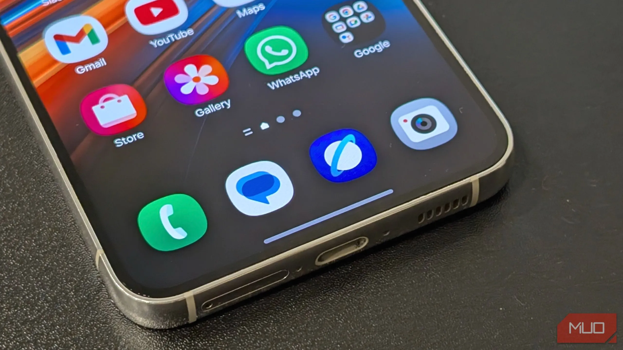 Các ứng dụng trên điện thoại thông minh Samsung Galaxy bao gồm Điện thoại, Internet Samsung, Thư viện, WhatsApp, Gmail và Máy ảnh