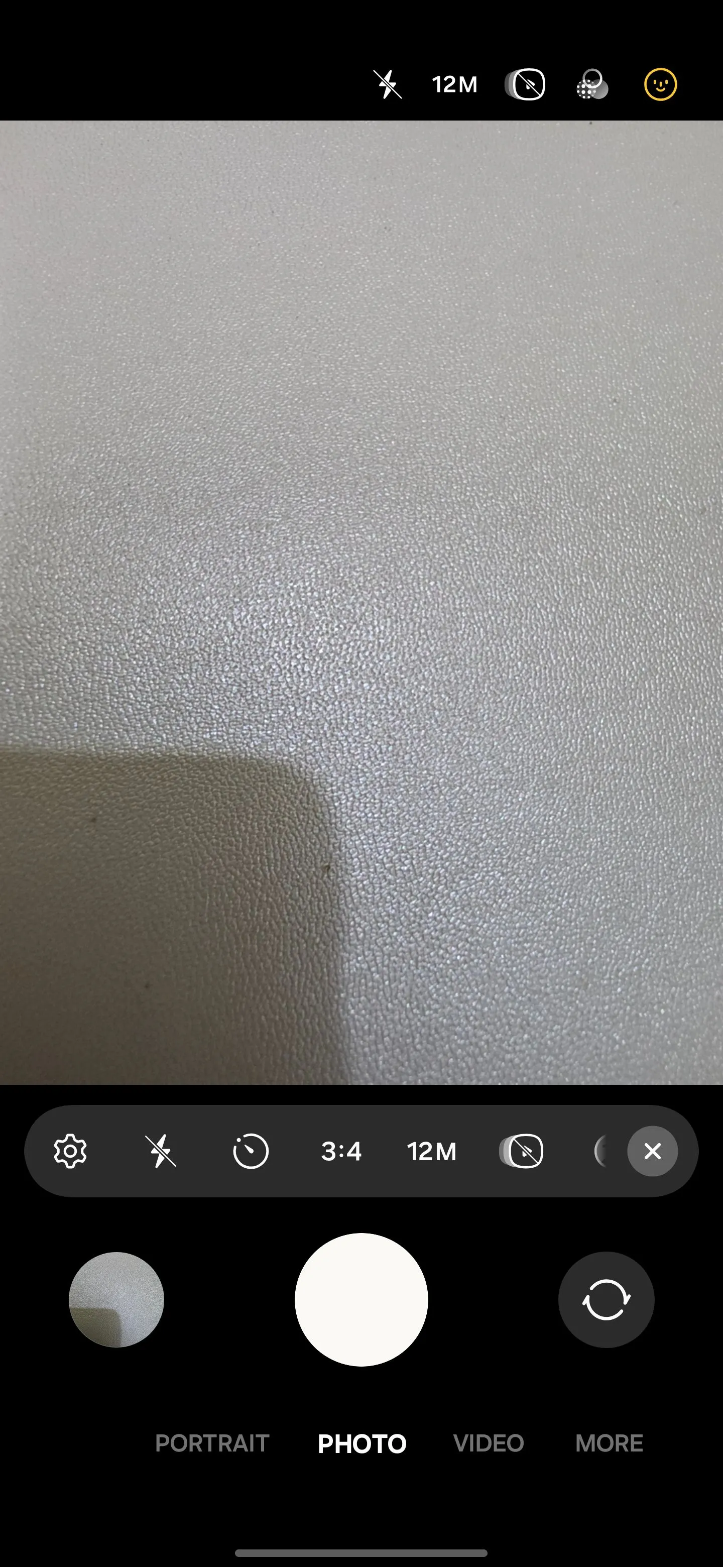 Cài đặt camera của điện thoại Samsung, hiển thị tùy chọn &quot;Tối ưu hóa thông minh&quot; đang được chọn, chuẩn bị truy cập các tính năng AI khác.