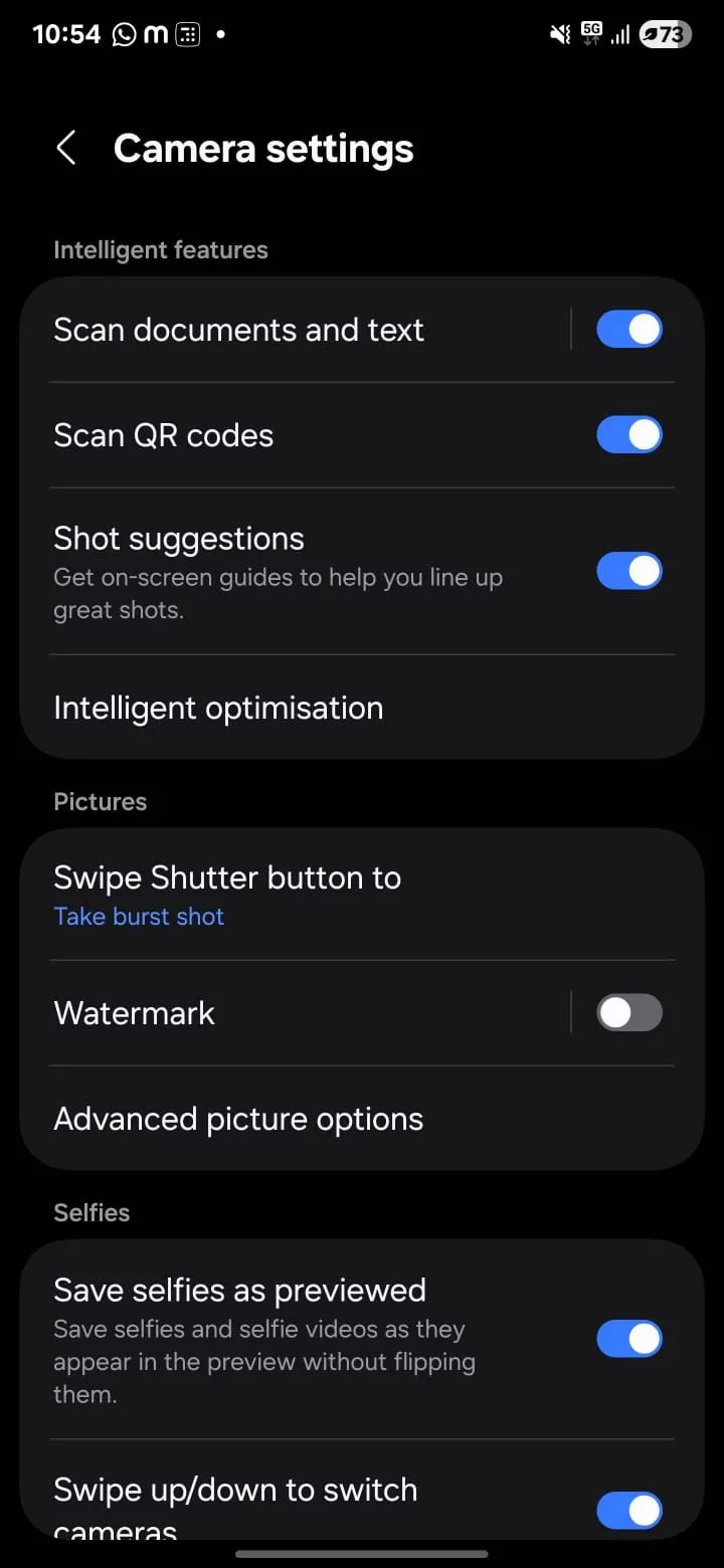 Cài đặt Camera Samsung hiển thị tùy chọn &quot;Gợi ý chụp ảnh&quot; (Shot Suggestions) được bật, nằm trong phần Tối ưu hóa thông minh.
