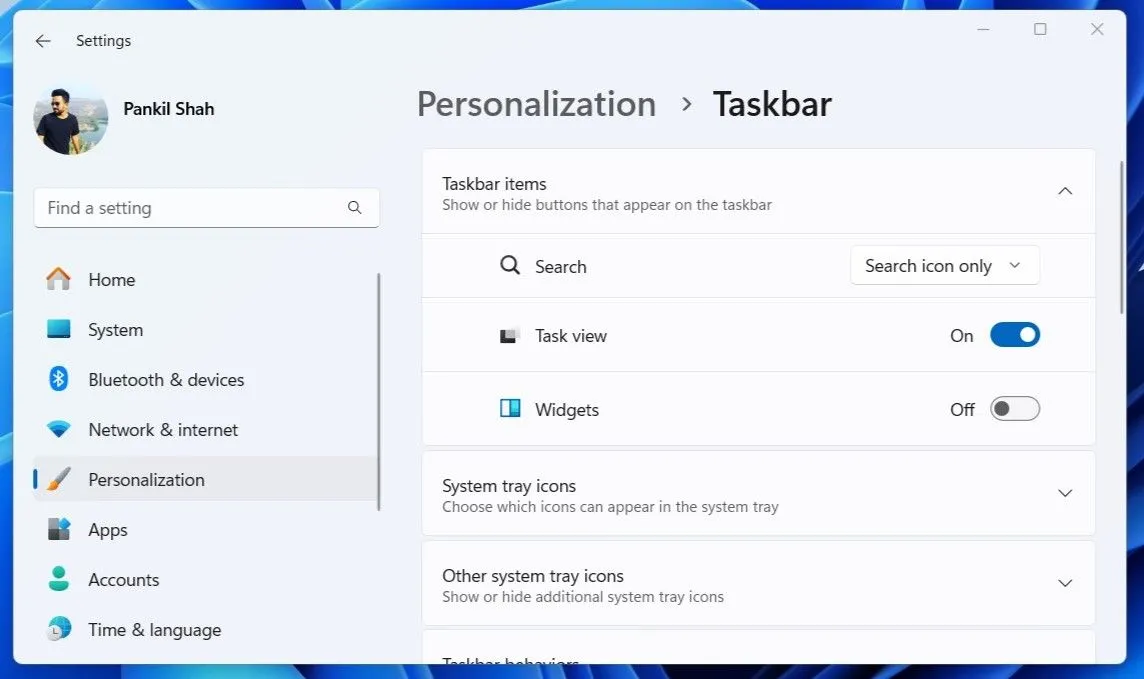 Cài đặt Taskbar trong ứng dụng Cài đặt của Windows 11 với các tùy chọn bật/tắt mục hiển thị và tự động ẩn