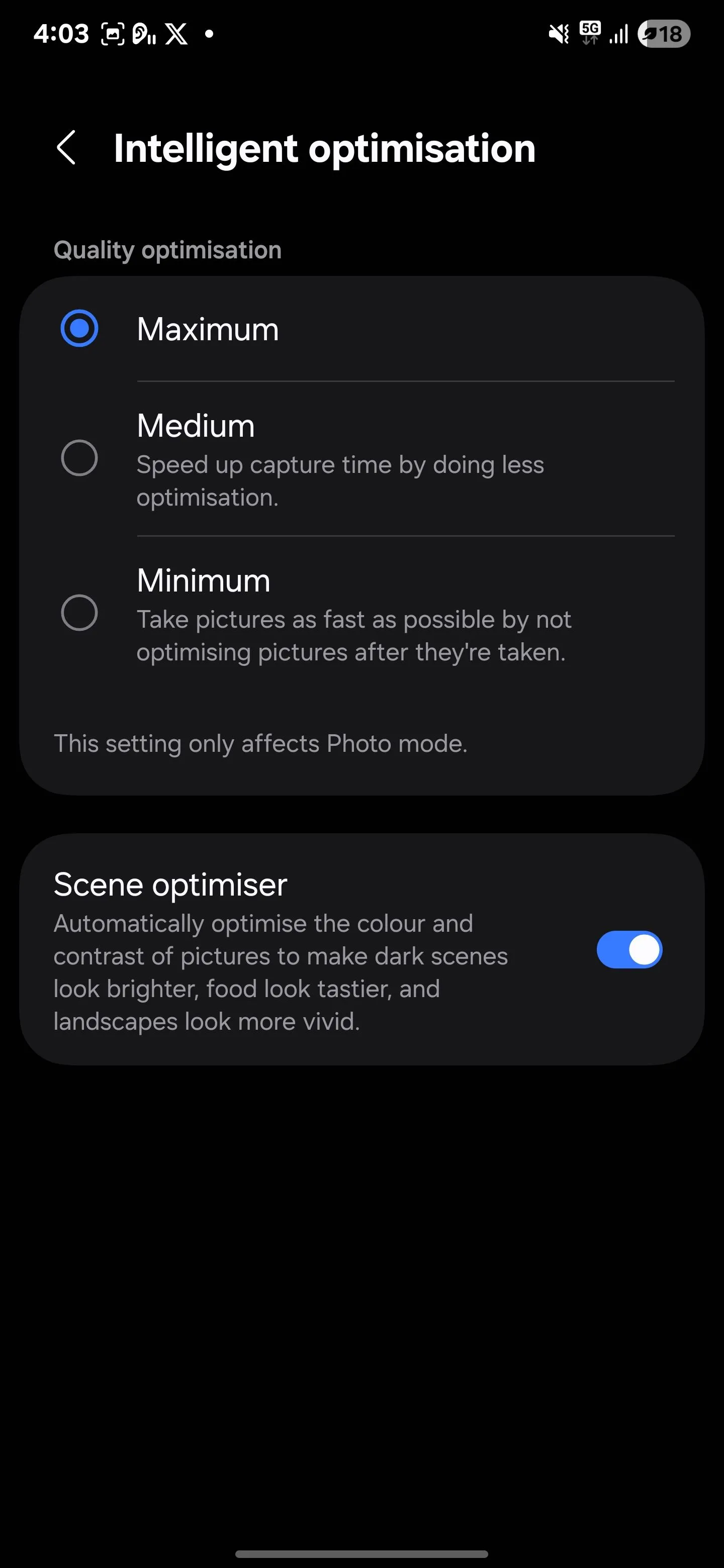 Cài đặt Tối ưu hóa thông minh trong camera Samsung, hiển thị tùy chọn &quot;Trình tối ưu cảnh&quot; (Scene Optimizer) được bật.