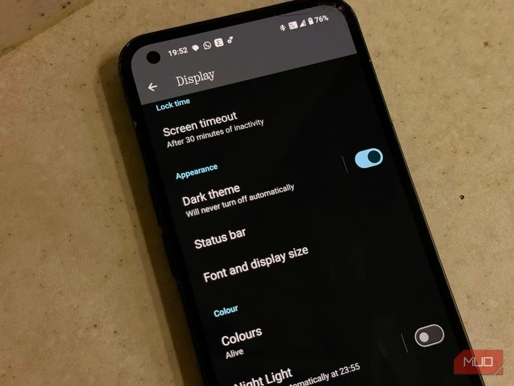 Cài đặt và giao diện chế độ tối (dark mode) trên điện thoại Android, giúp bảo vệ mắt và tiết kiệm pin OLED
