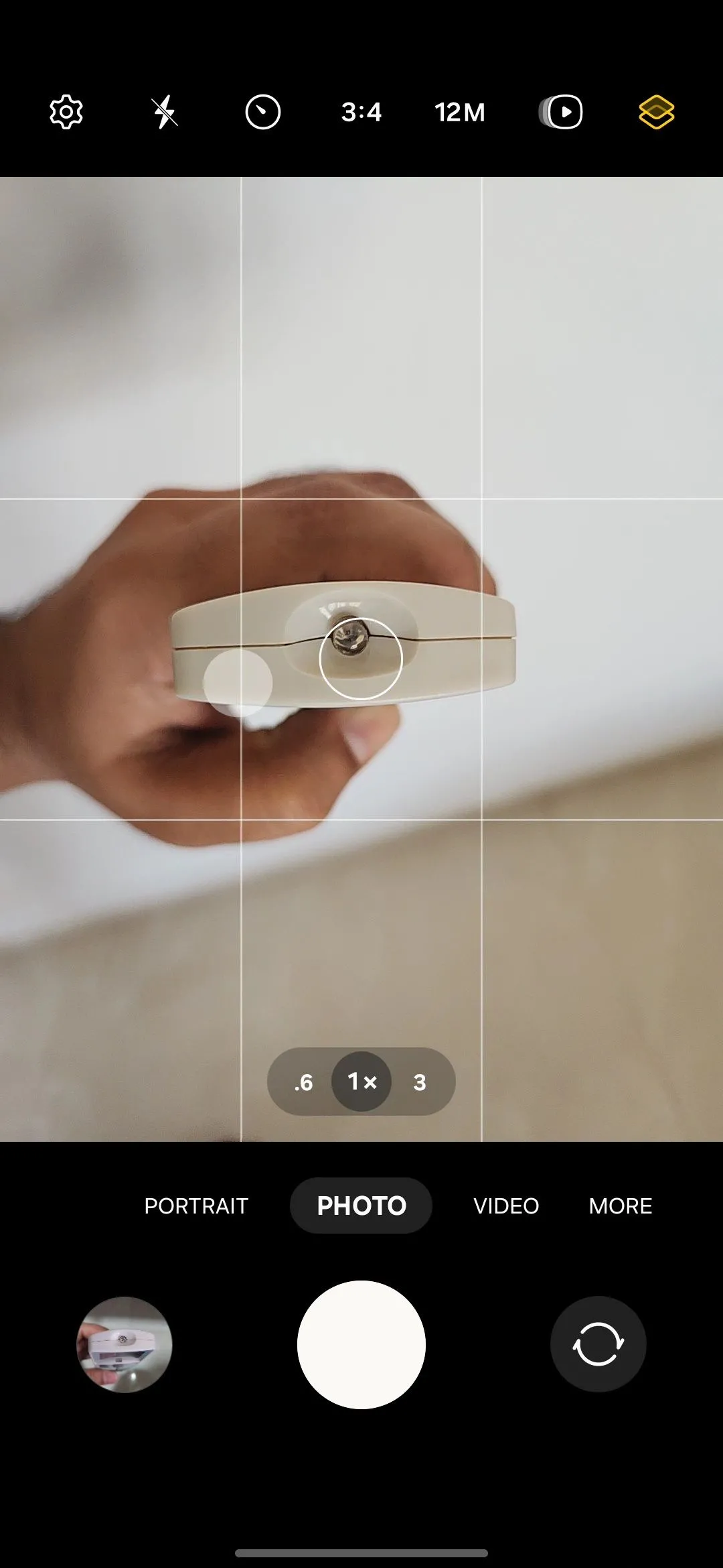 Camera điện thoại Android hiển thị cảm biến hồng ngoại của điều khiển từ xa.