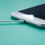 Cận cảnh cổng sạc điện thoại Samsung đang được làm khô bằng tăm bông