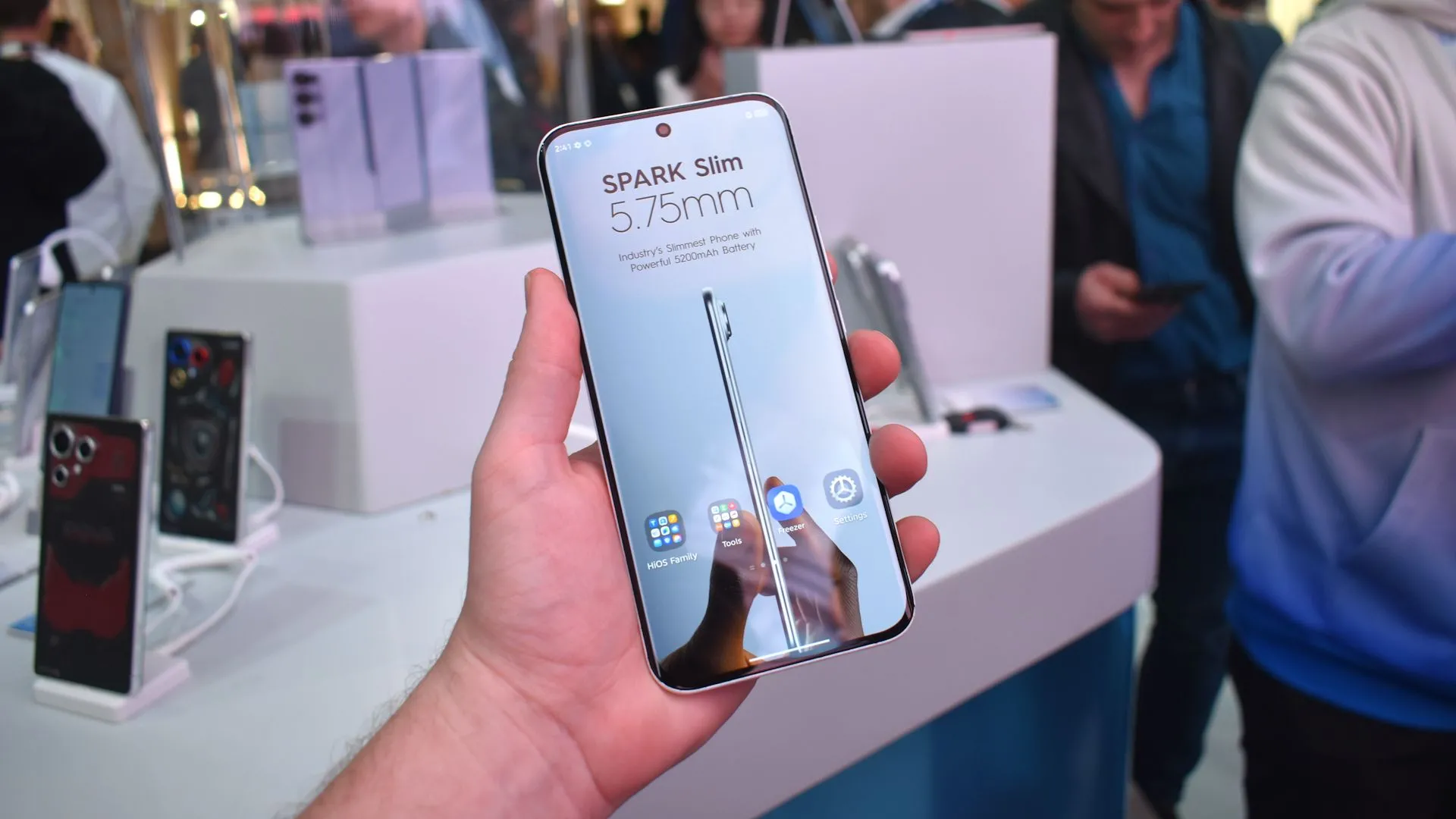 Cận cảnh điện thoại Tecno Spark Slim trưng bày tại MWC 2025