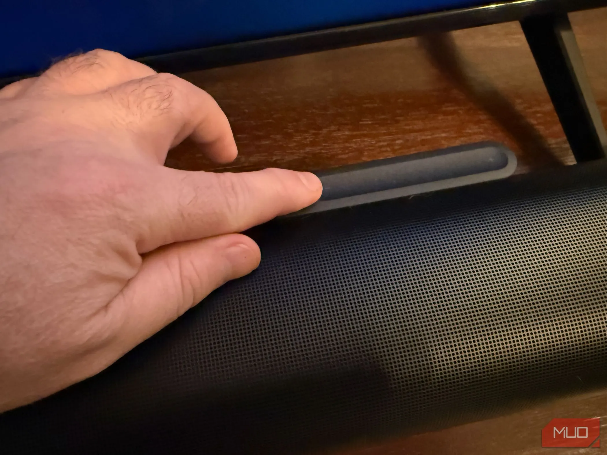 Cận cảnh khu vực điều khiển cảm ứng của loa Sonos Arc Ultra, hiển thị các nút điều khiển âm lượng, phát/tạm dừng và tắt mic.