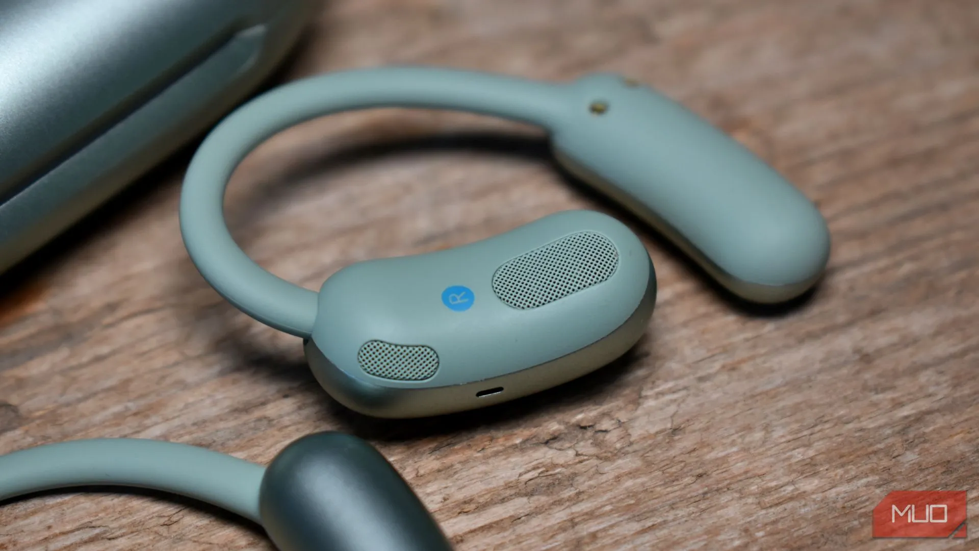 Cận cảnh màng loa của tai nghe Soundcore AeroFit 2, cho thấy chi tiết cấu trúc âm thanh