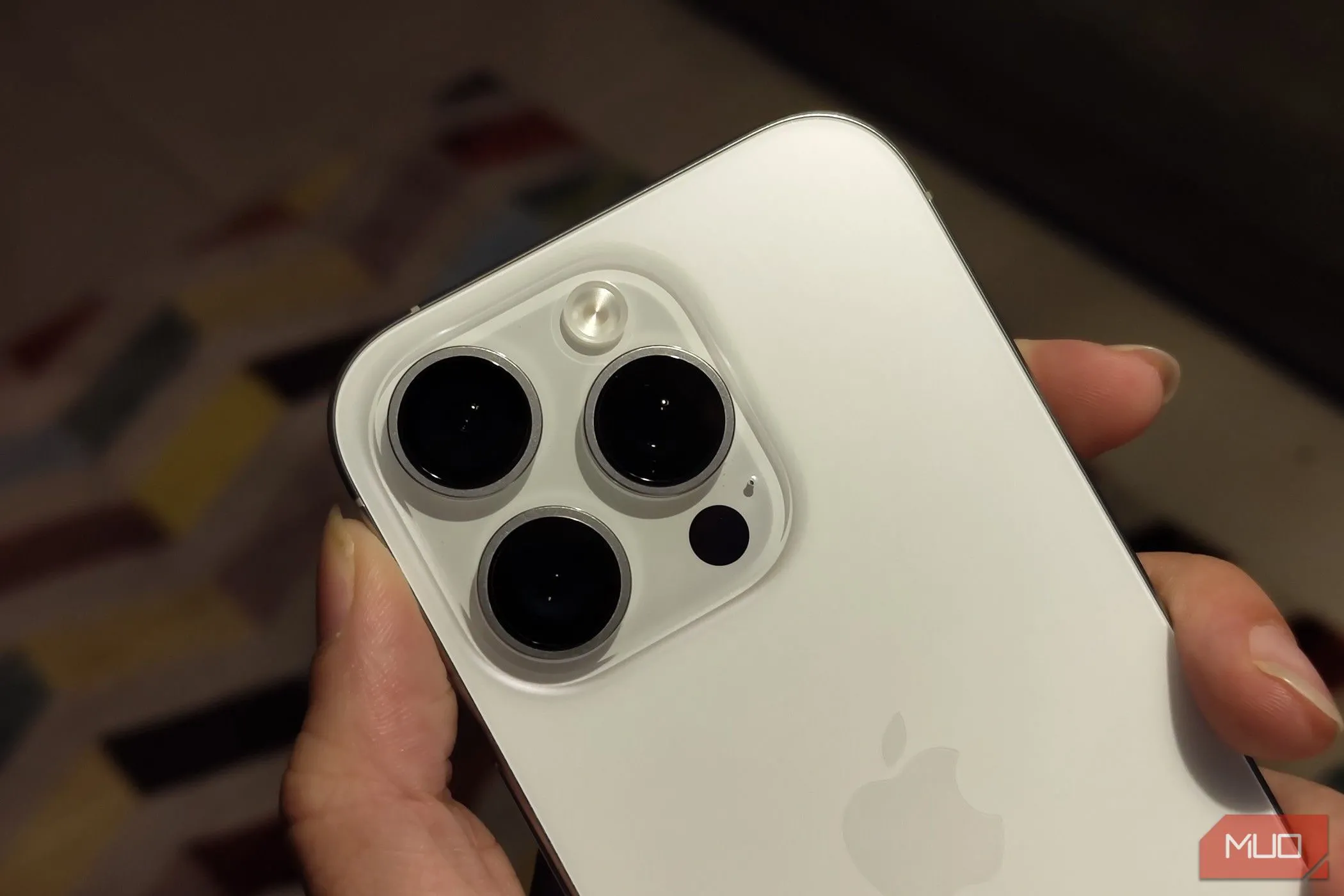 Cận cảnh mặt lưng iPhone, nhấn mạnh tầm quan trọng của việc chọn ốp lưng phù hợp