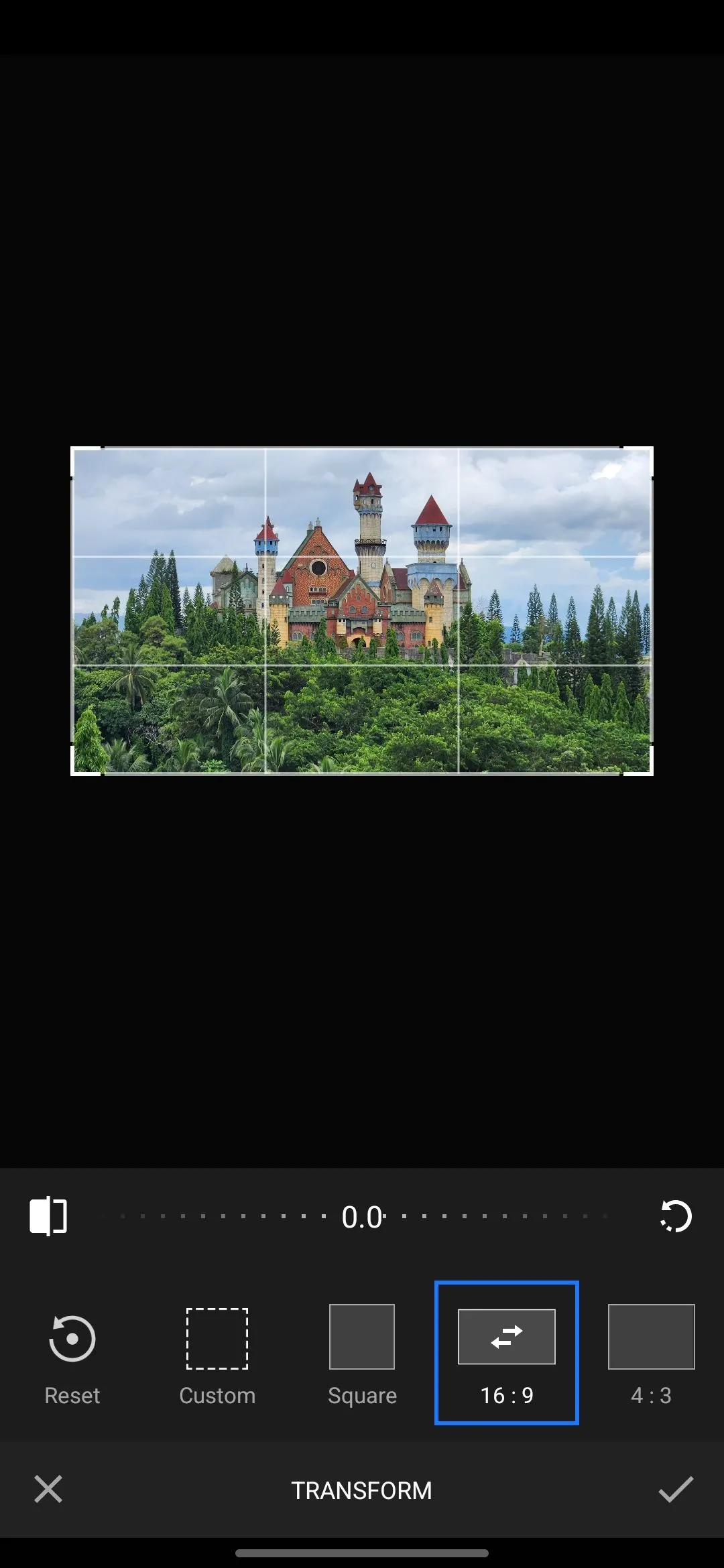 Cận cảnh tính năng cắt ảnh (cropping) trong Amazon Photos để điều chỉnh tỷ lệ màn hình