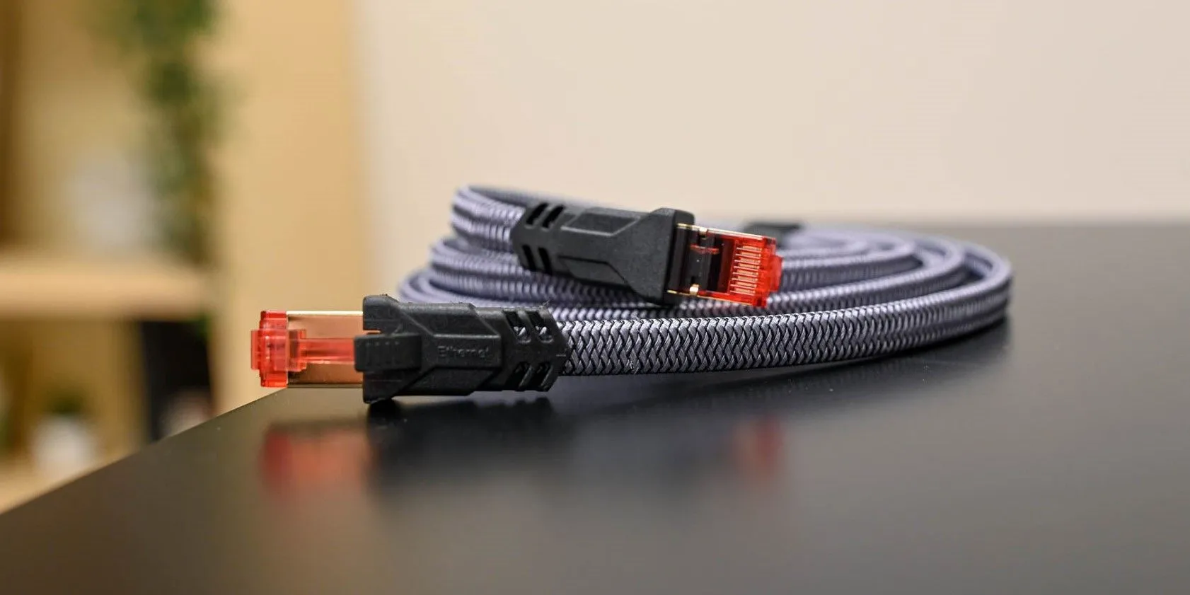 Cáp Ethernet Cat 8 cuộn tròn trên bàn