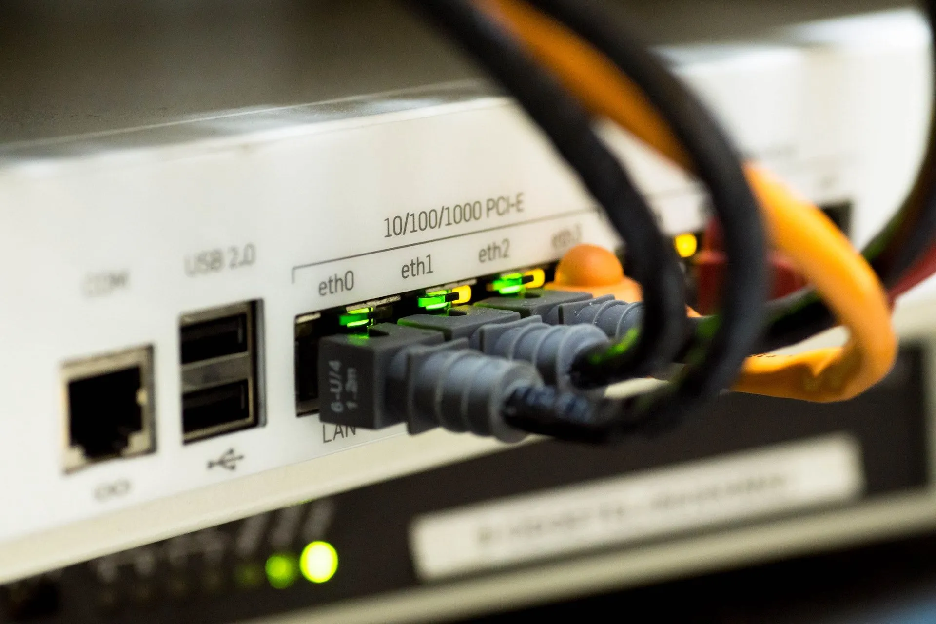 Cáp Ethernet kết nối modem giúp mạng ổn định hơn