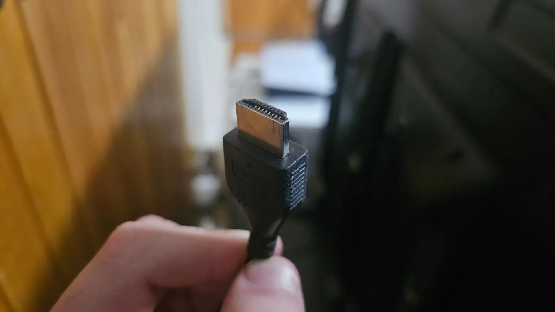 Cáp HDMI bám bụi bẩn có thể gây mất tín hiệu cho Roku TV