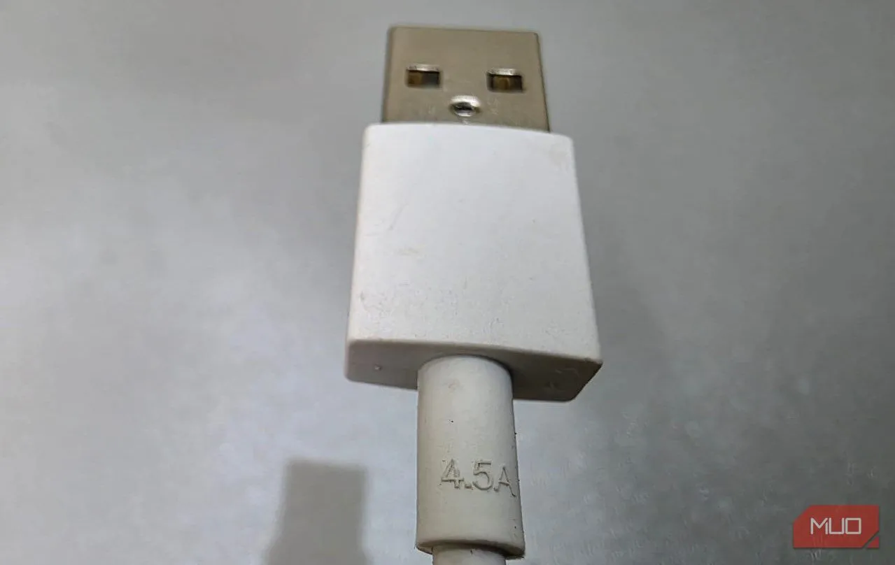 Cáp sạc 4.5A được đặt trên bàn