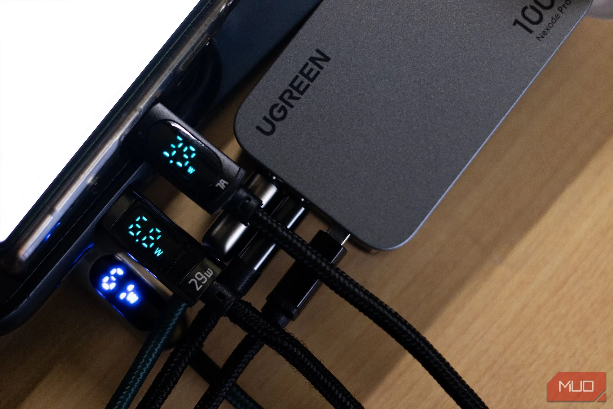 Cáp sạc USB-C Ugreen Nexode Pro 100W hiển thị công suất đầu ra