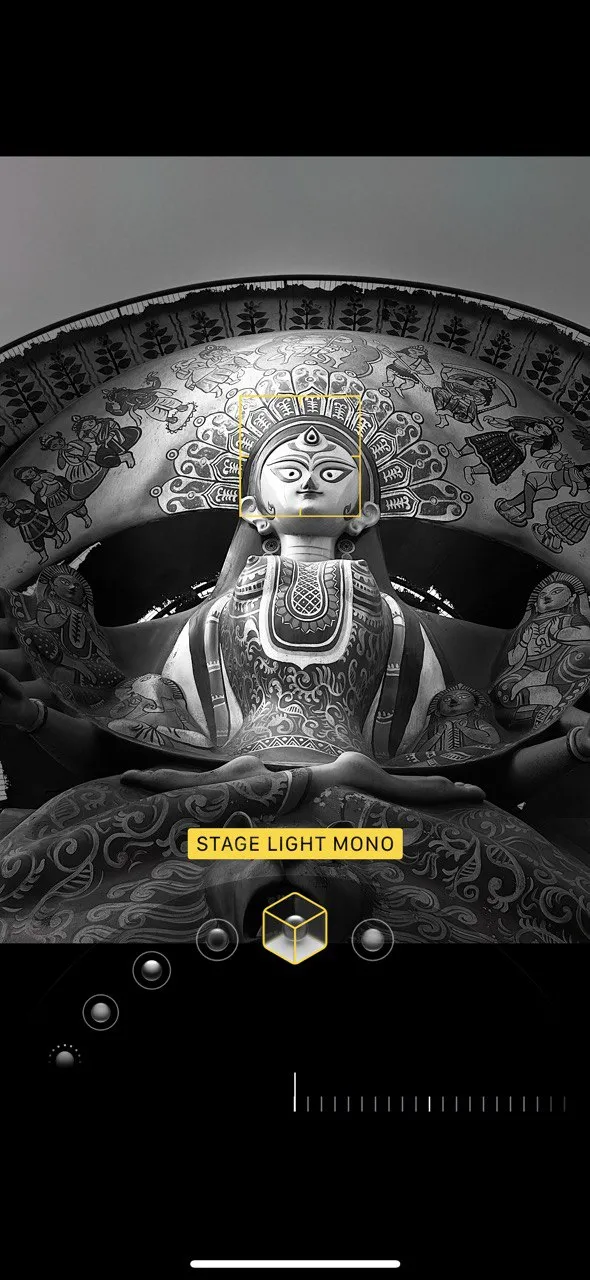Chân dung đơn sắc với hiệu ứng ánh sáng sân khấu (Stage Light Mono) trên iPhone