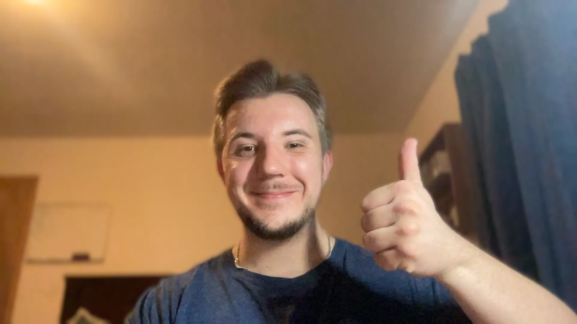 Chế độ chân dung (Portrait Mode) trên MacBook cho hiệu ứng làm mờ nền tự nhiên và chất lượng cao hơn.