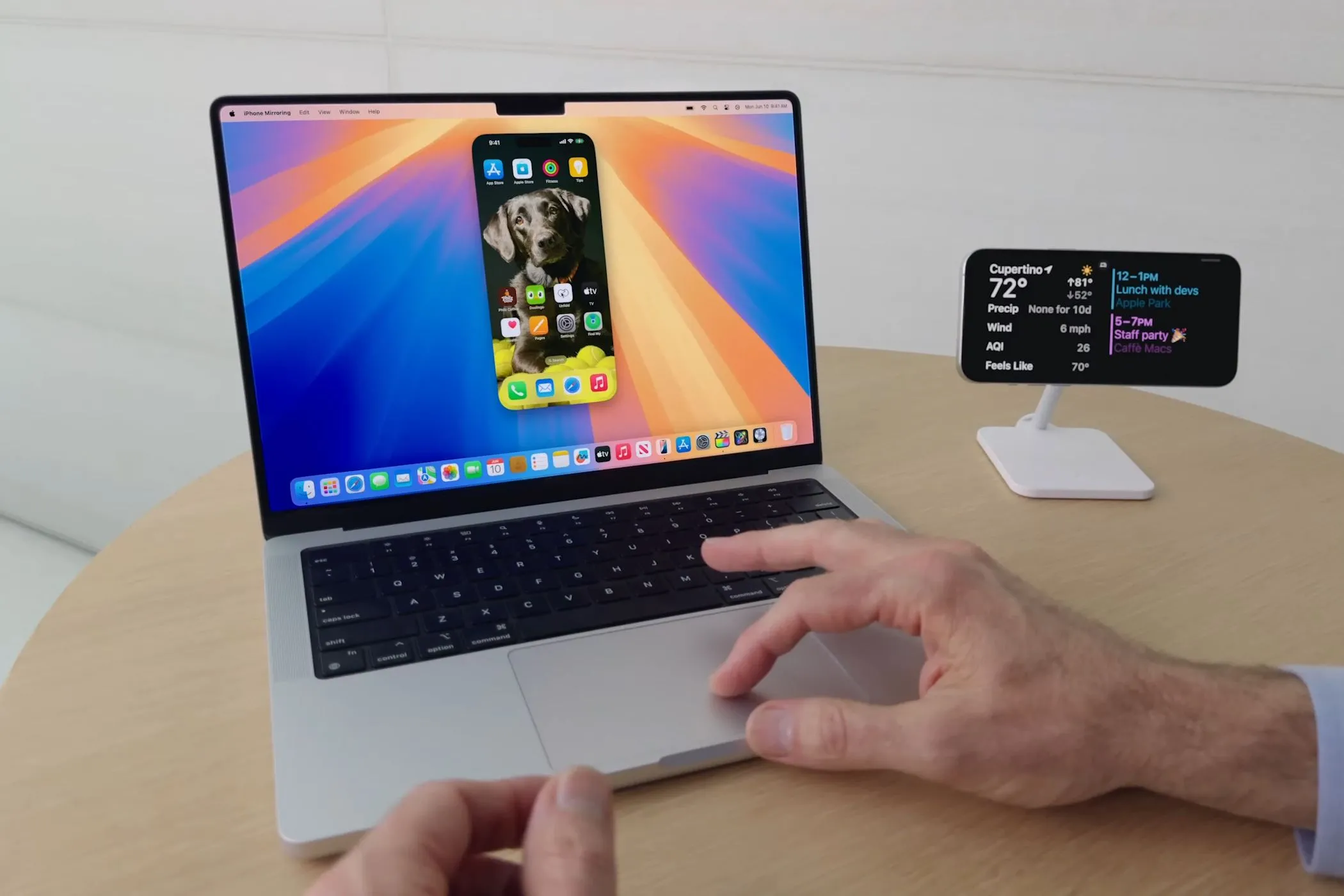 Chế độ phản chiếu màn hình iPhone hiển thị trên MacBook chạy macOS Sequoia, minh họa trải nghiệm bị giới hạn bởi tỷ lệ màn hình điện thoại.