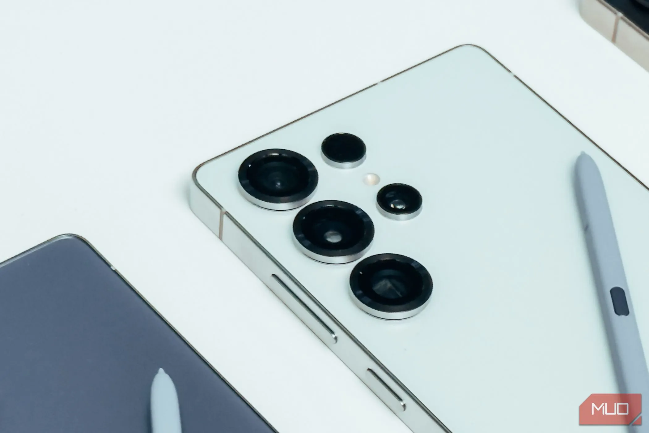 Chi tiết hệ thống camera sau của Samsung Galaxy S25 Ultra màu trắng