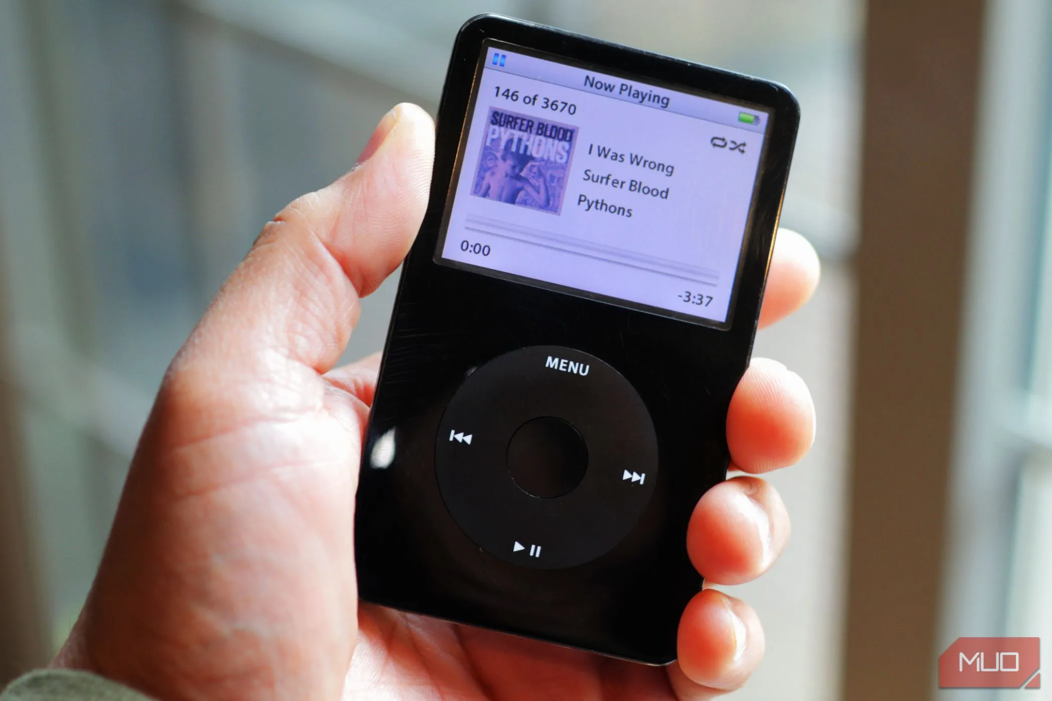Chiếc iPod Classic đen trong tay, gợi nhớ về thời kỳ máy nghe nhạc MP3 thống trị trước khi smartphone xuất hiện