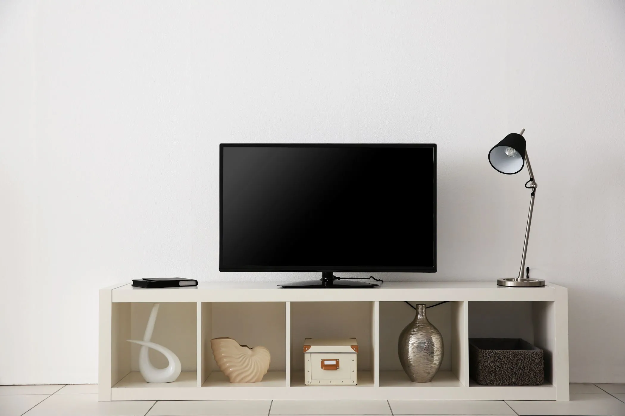 Chiếc TV đơn giản không có tính năng thông minh, tượng trưng cho &quot;chế độ TV đơn thuần&quot;.