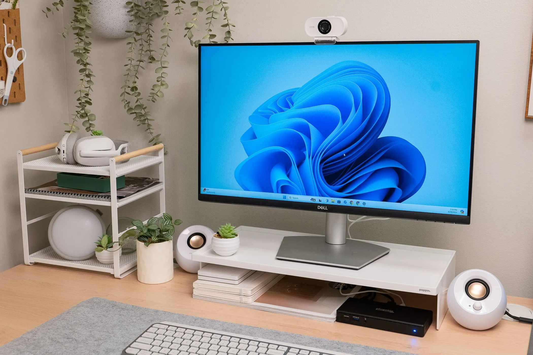 Chiếc webcam Elgato Facecam Neo đặt trên màn hình máy tính, minh họa cách màn hình có thể được sử dụng như một TV không thông minh.