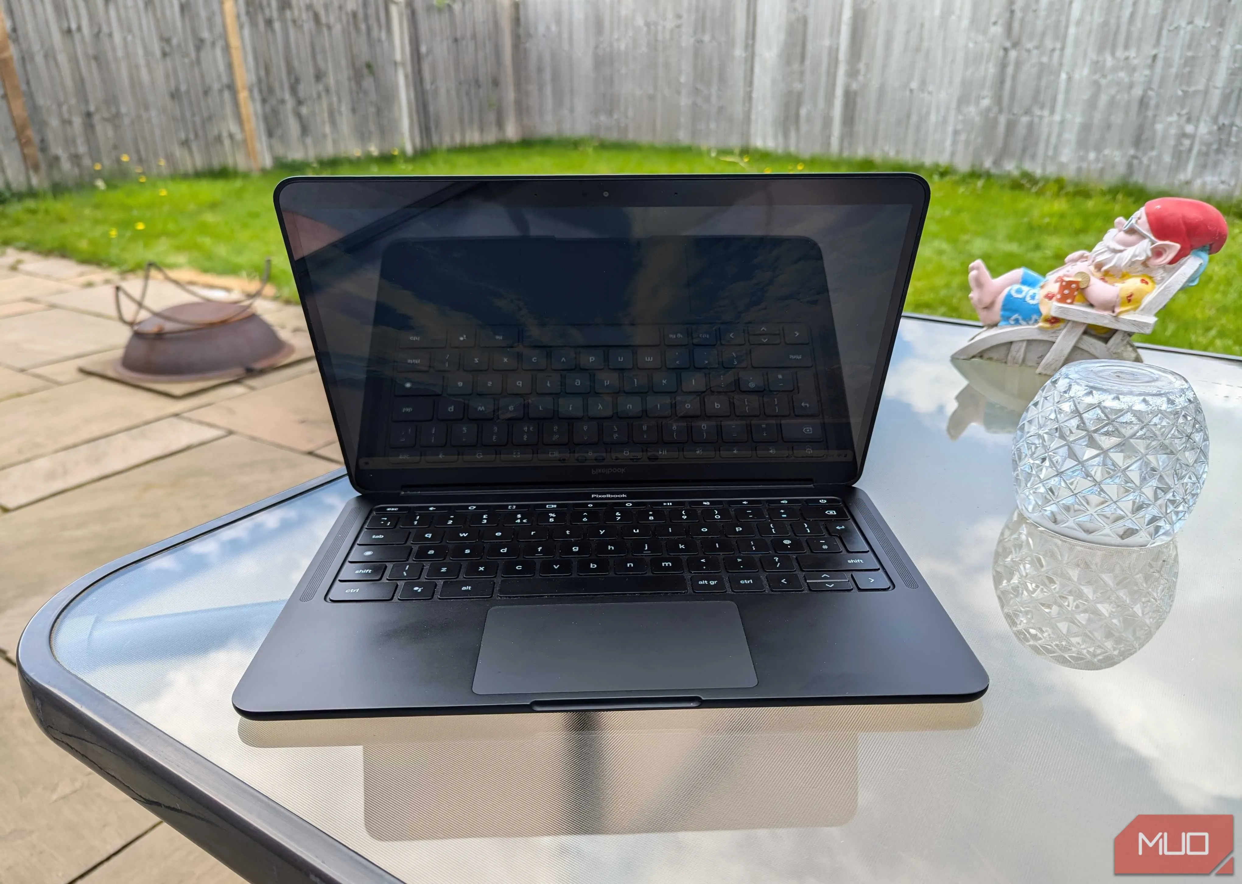 Chromebook mở trên bàn trong vườn, thể hiện khả năng khởi động nhanh và tính di động
