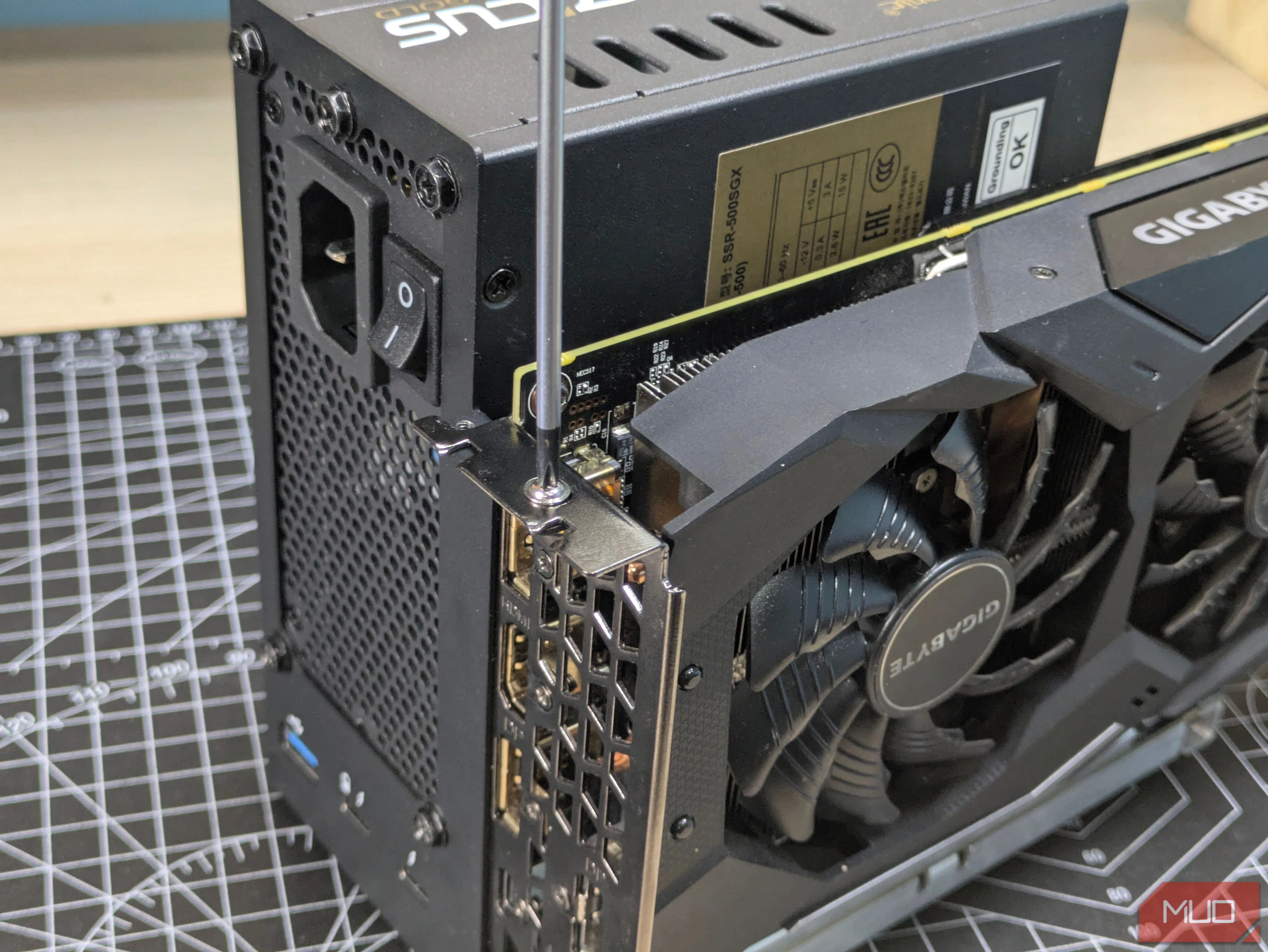 Cố định card đồ họa RTX và bộ nguồn ITX lên giá đỡ của dock eGPU, đảm bảo sự chắc chắn và luồng khí