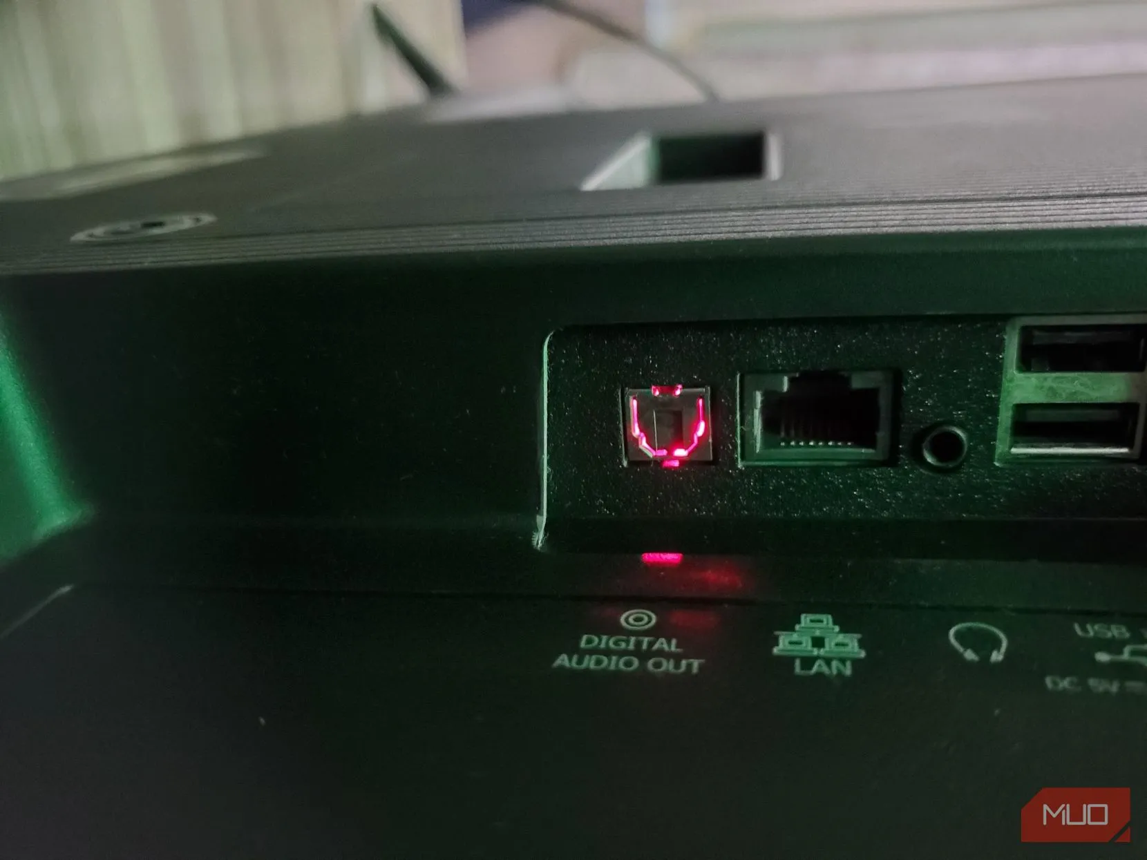 Cổng Optical Audio Out (TOSLINK) trên Smart TV Hisense, dùng để truyền âm thanh kỹ thuật số.