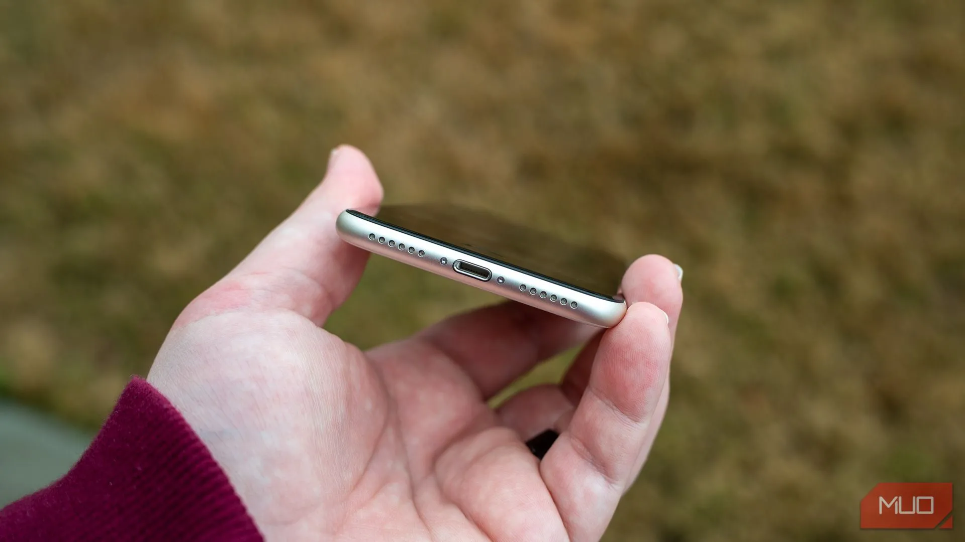 Cổng sạc Lightning trên cạnh dưới của iPhone SE 2022