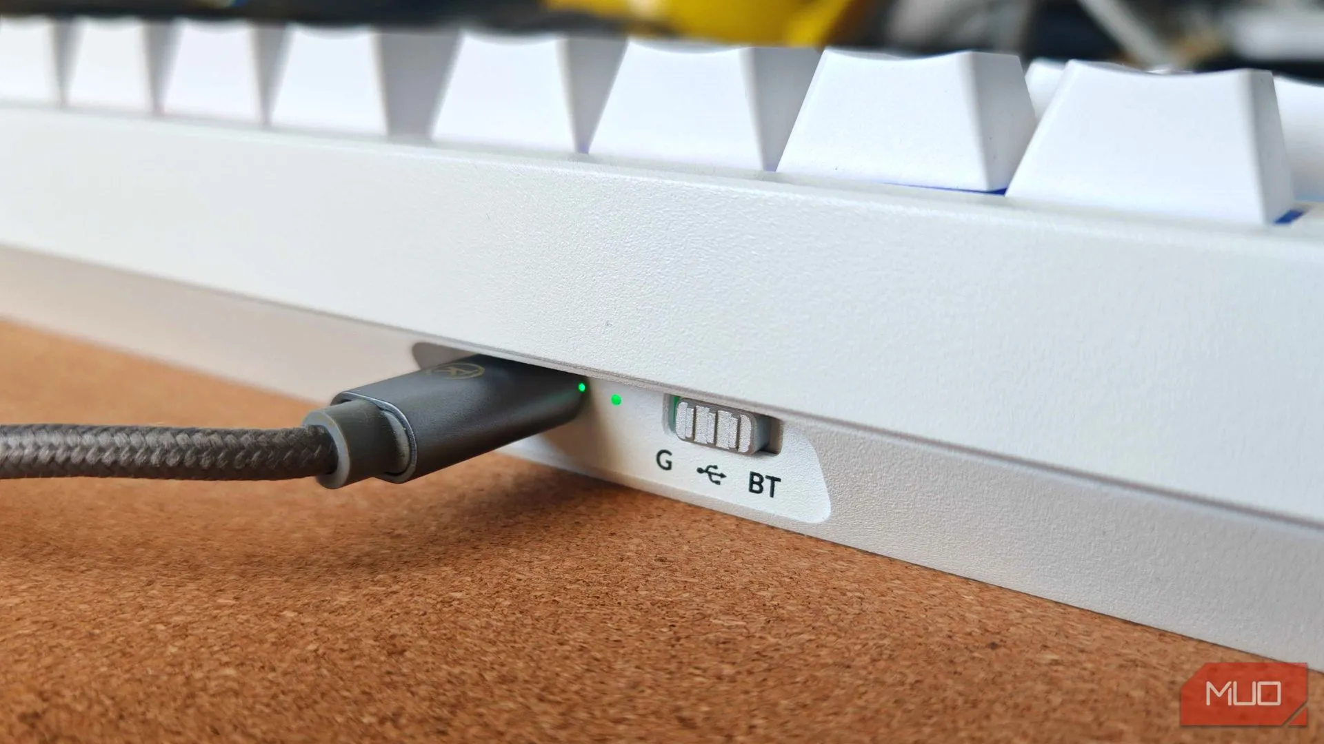 Công tắc chuyển đổi chế độ kết nối trên bàn phím Lemokey P1 HE