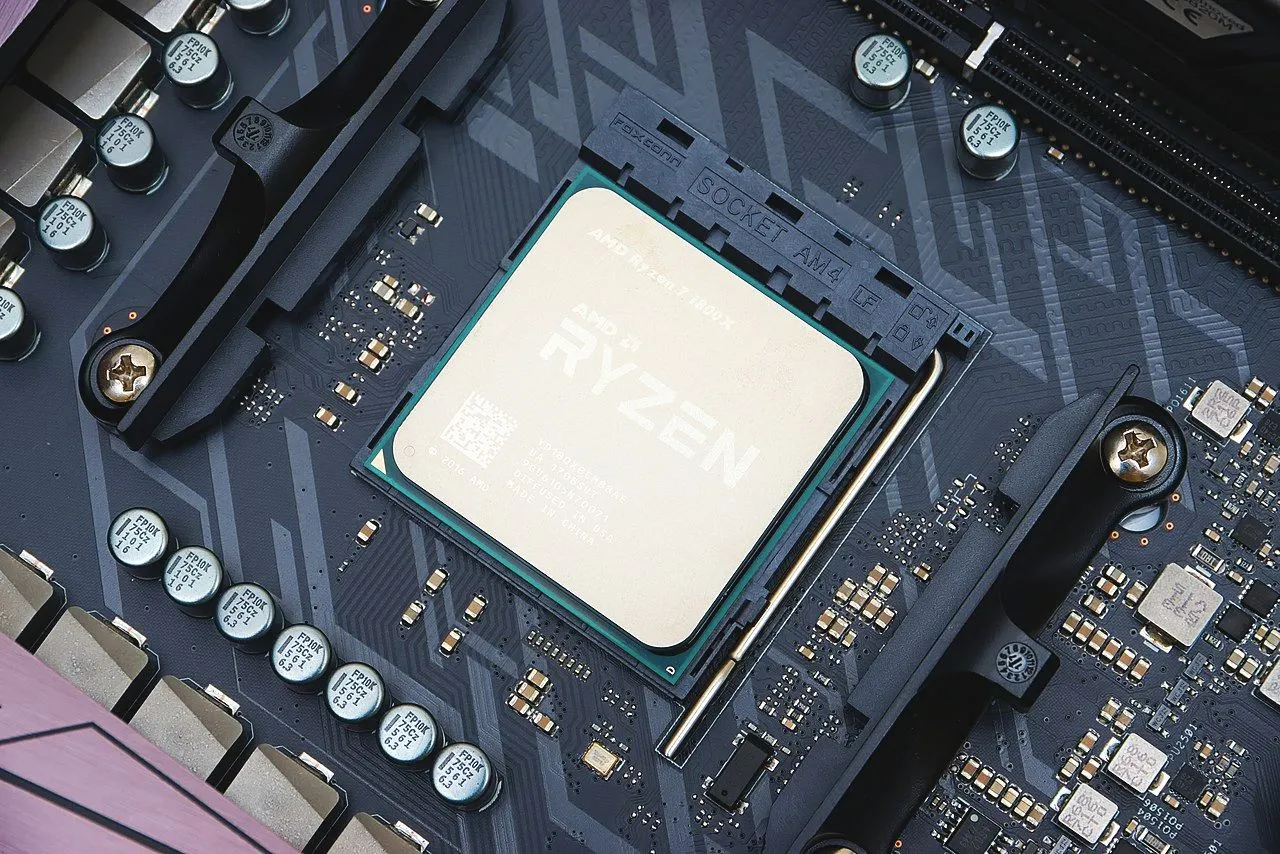 CPU AMD Ryzen đang được gắn vào socket trên bo mạch chủ