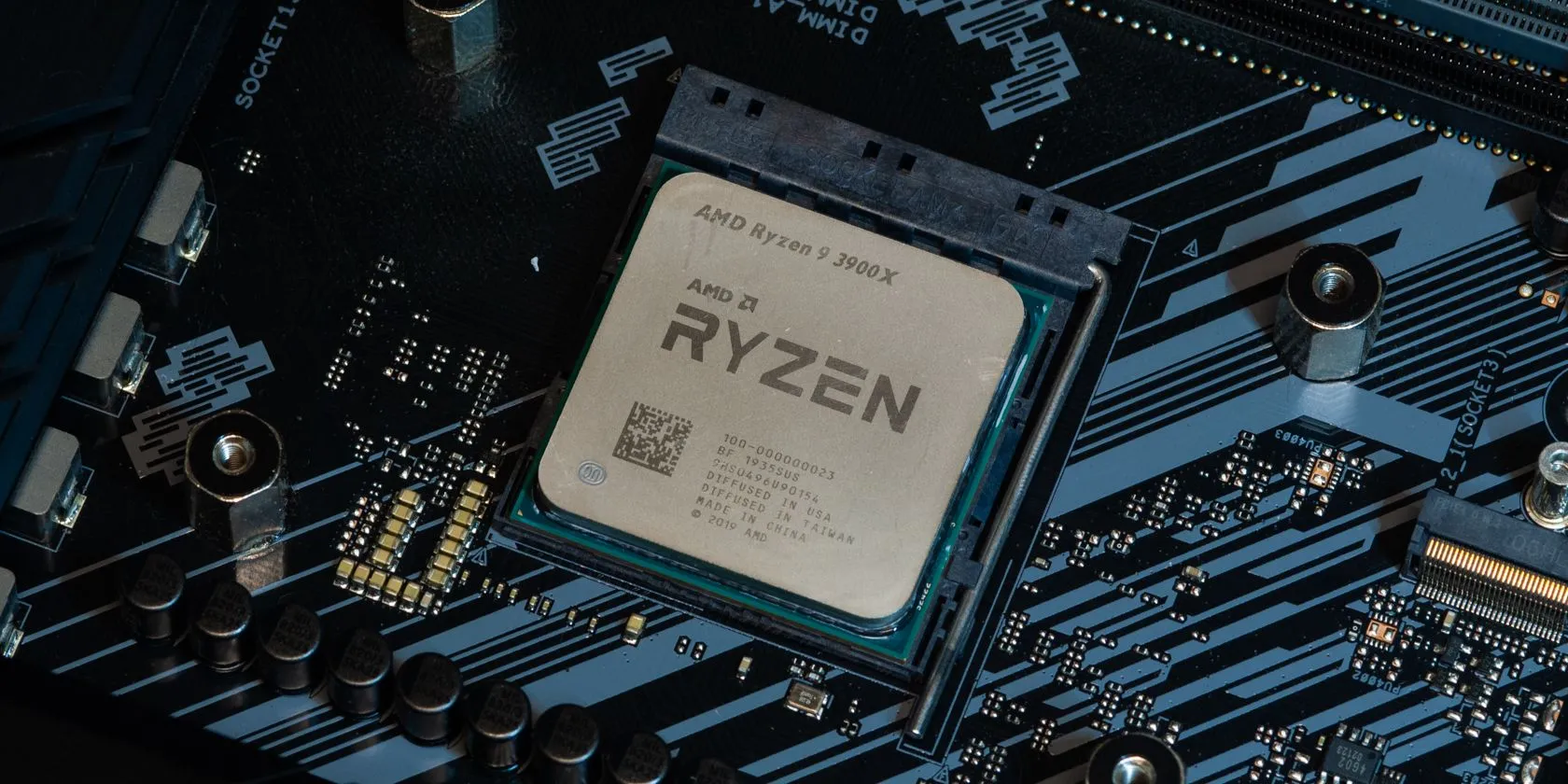 CPU Ryzen được lắp trên bo mạch chủ đã vệ sinh sạch sẽ.