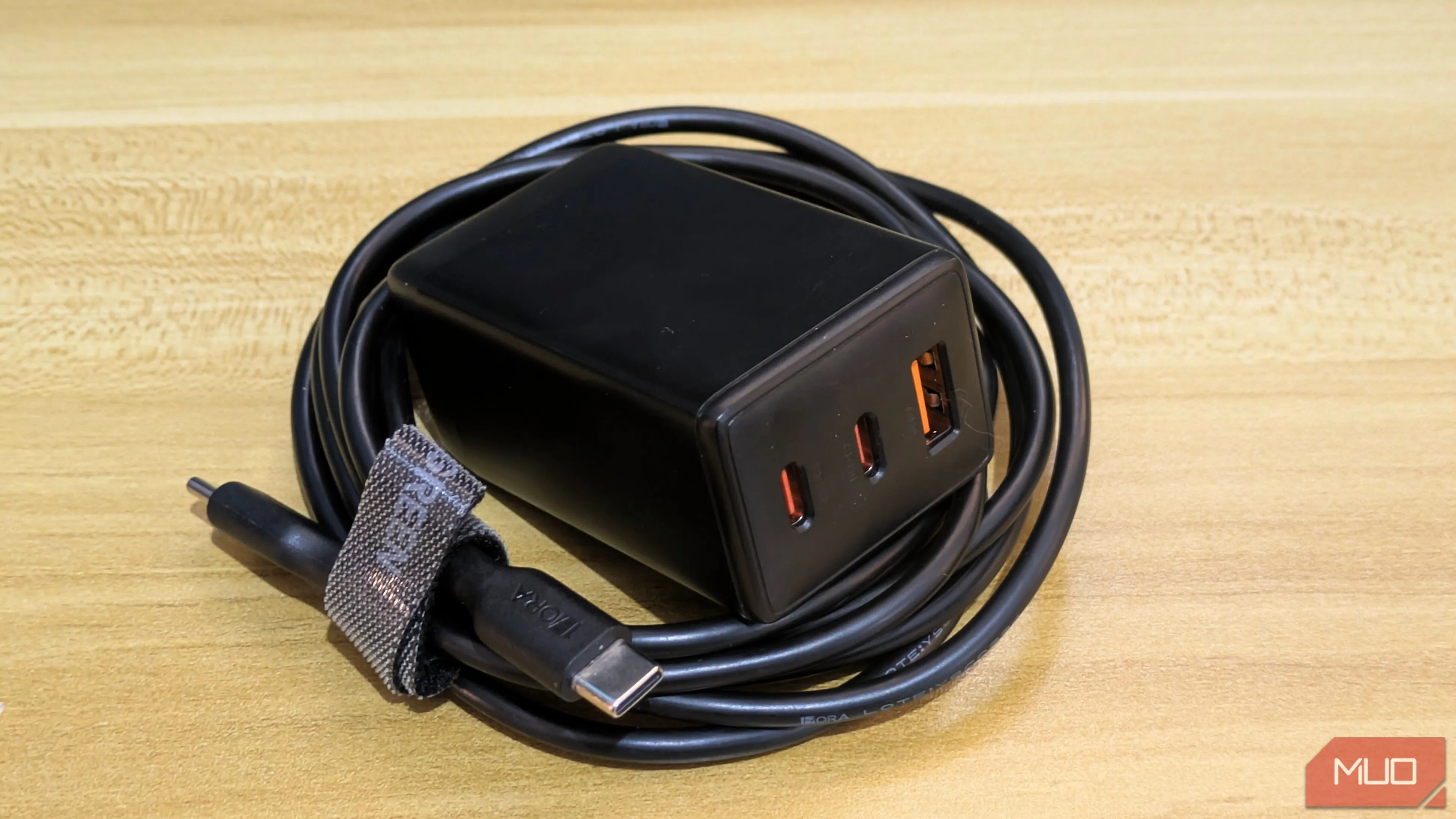 Củ sạc GaN kèm cáp USB dài hai mét