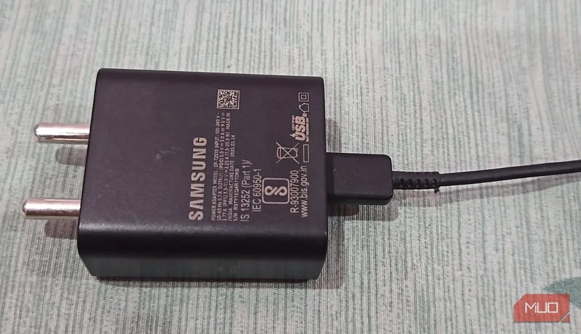 Củ sạc GaN Samsung 25W đặt trên bàn