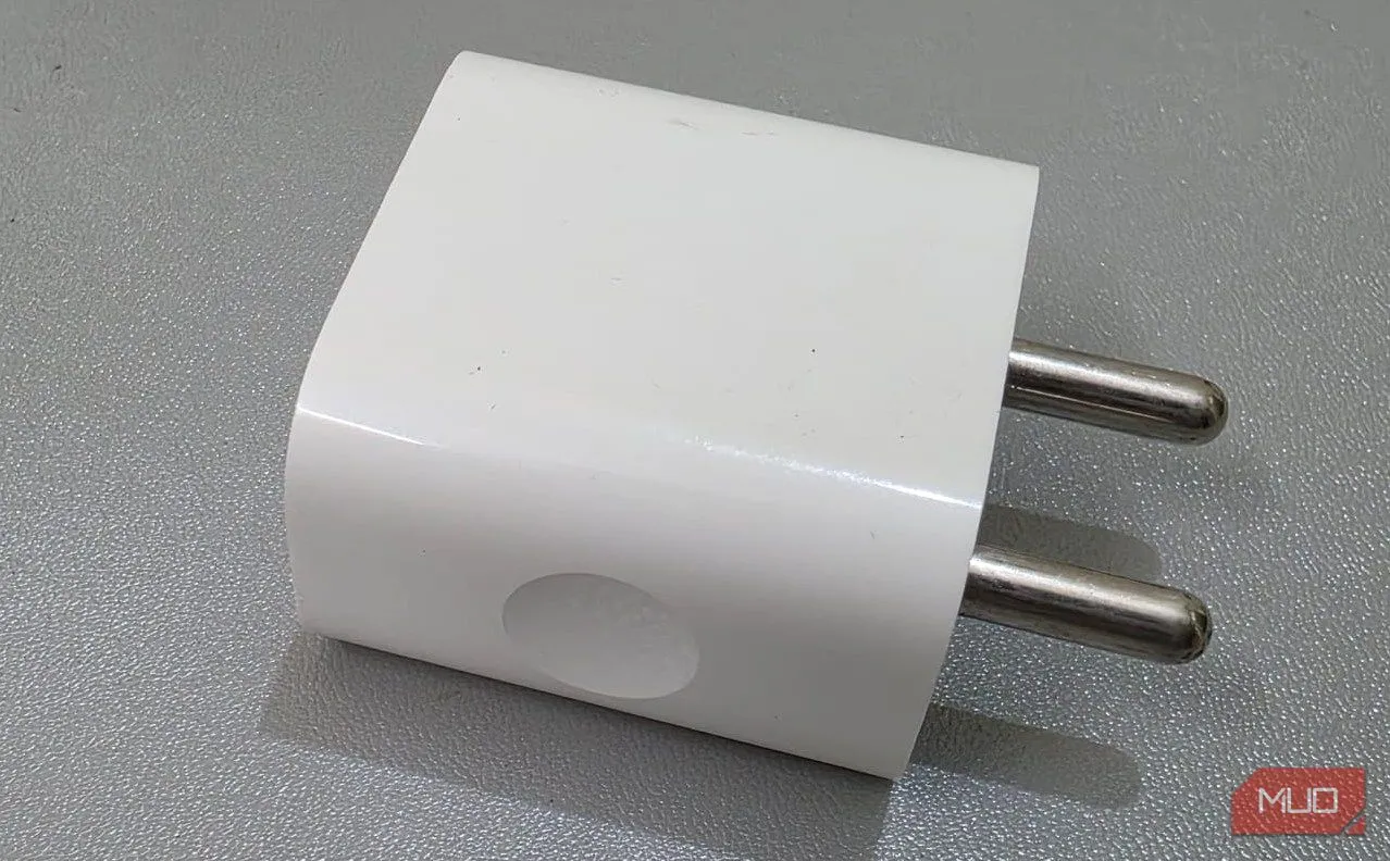 Củ sạc iPhone 20W đặt trên bàn