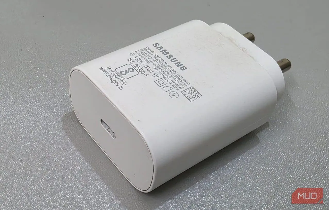 Củ sạc Samsung 25W đặt trên bàn