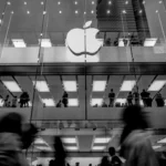 Cửa hàng Apple Store với kiến trúc đặc trưng tại Hồng Kông, tượng trưng cho thương hiệu công nghệ đang đối mặt với vấn đề quyền riêng tư của Siri.